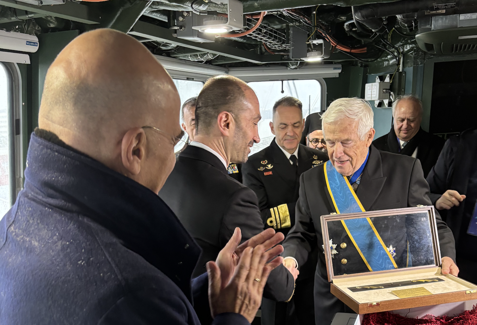 Ο Πάνος Λασκαρίδης παραδίδει στον κυβερνήτη της φρεγάτας «Κίμων» τον «Κανόνα του Κουντουριώτη»-1