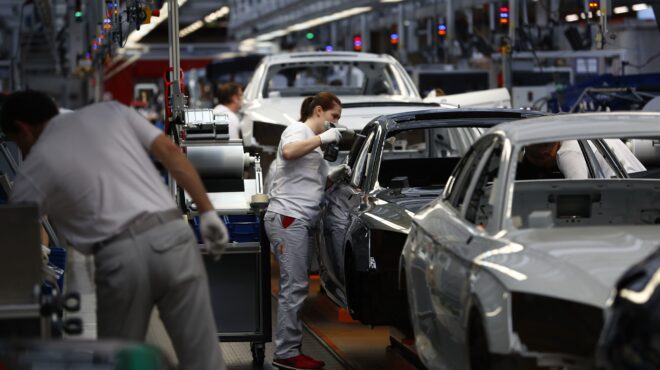 στη-δίνη-οικονομικής-κρίσης-τα-ντιτρ-563982064