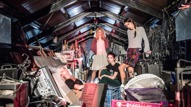 καθρέφτης-για-τον-θεατή-563951911