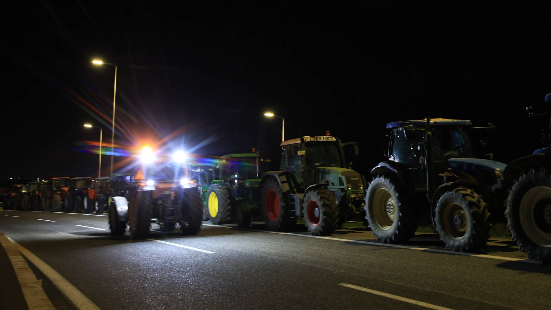 Ενισχύουν τα μπλόκα οι αγρότες: Τρακτέρ σε Μάλγαρα, Νίκαια, Καρδίτσα-1