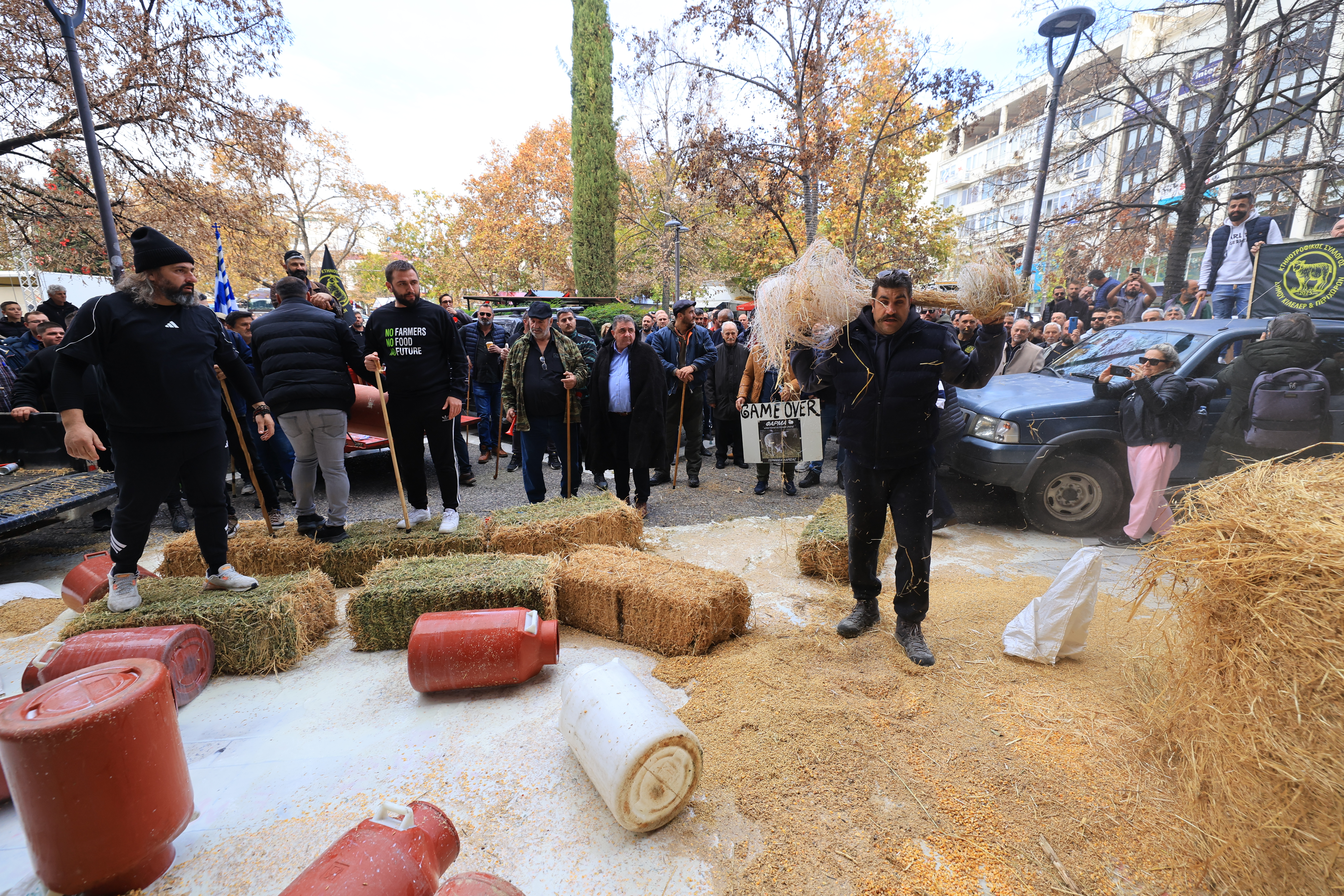 Κλιμακώνονται οι αγροτικές κινητοποιήσεις: Ενισχύονται τα μπλόκα, ποιοι δρόμοι είναι κλειστοί-1