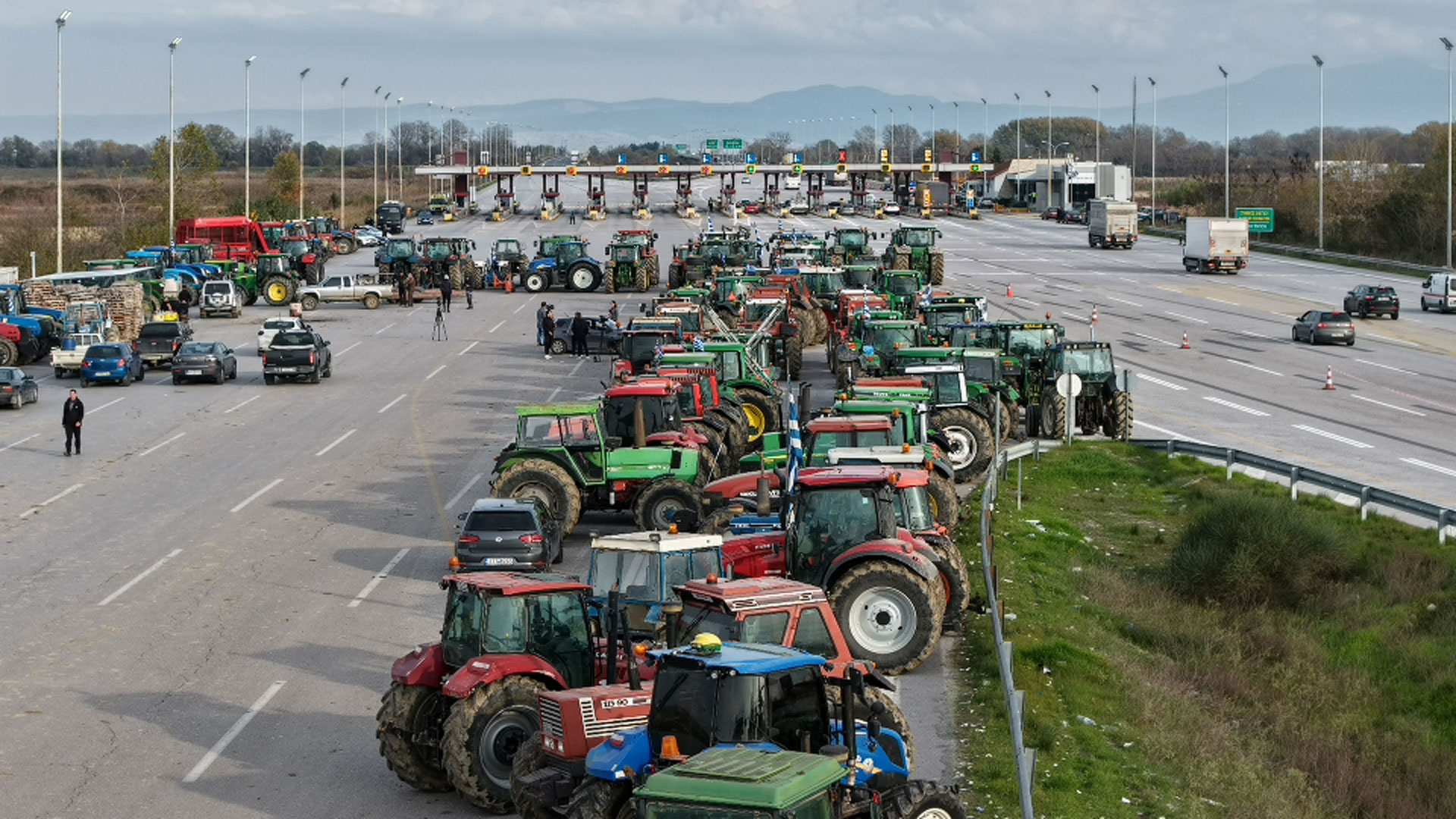 Αγροτικές κινητοποιήσεις: «Πλημμύρισαν» από τρακτέρ ο κόμβος Νίκαιας και ο Ε65 – Πληθαίνουν τα μπλόκα-2