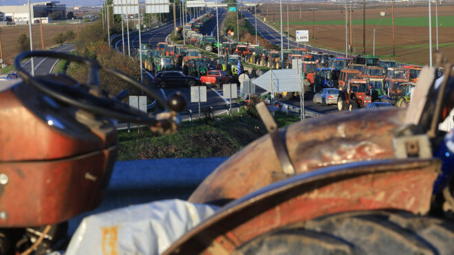 μπλόκα-αγροτών-τα-τρακτέρ-έφτασαν-και-563954242