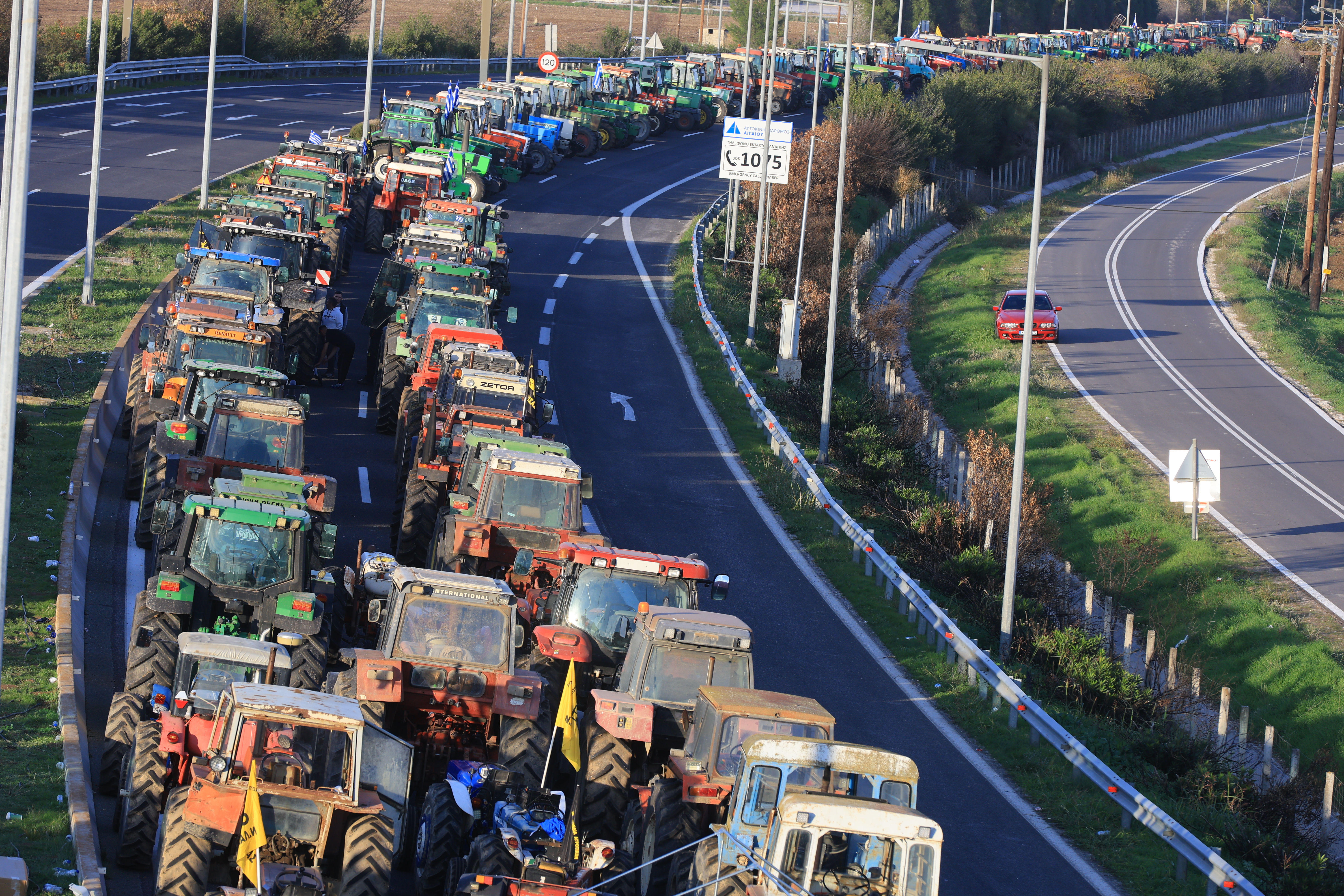 Κλιμακώνονται οι αγροτικές κινητοποιήσεις: Ενισχύονται τα μπλόκα, ποιοι δρόμοι είναι κλειστοί-3