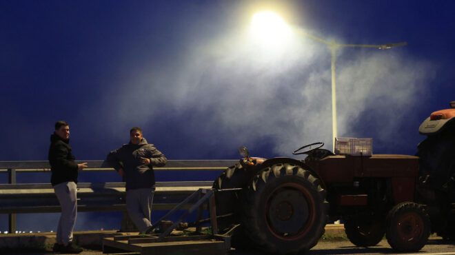 μπλόκα-αγροτών-τα-τρακτέρ-έφτασαν-και-563955346