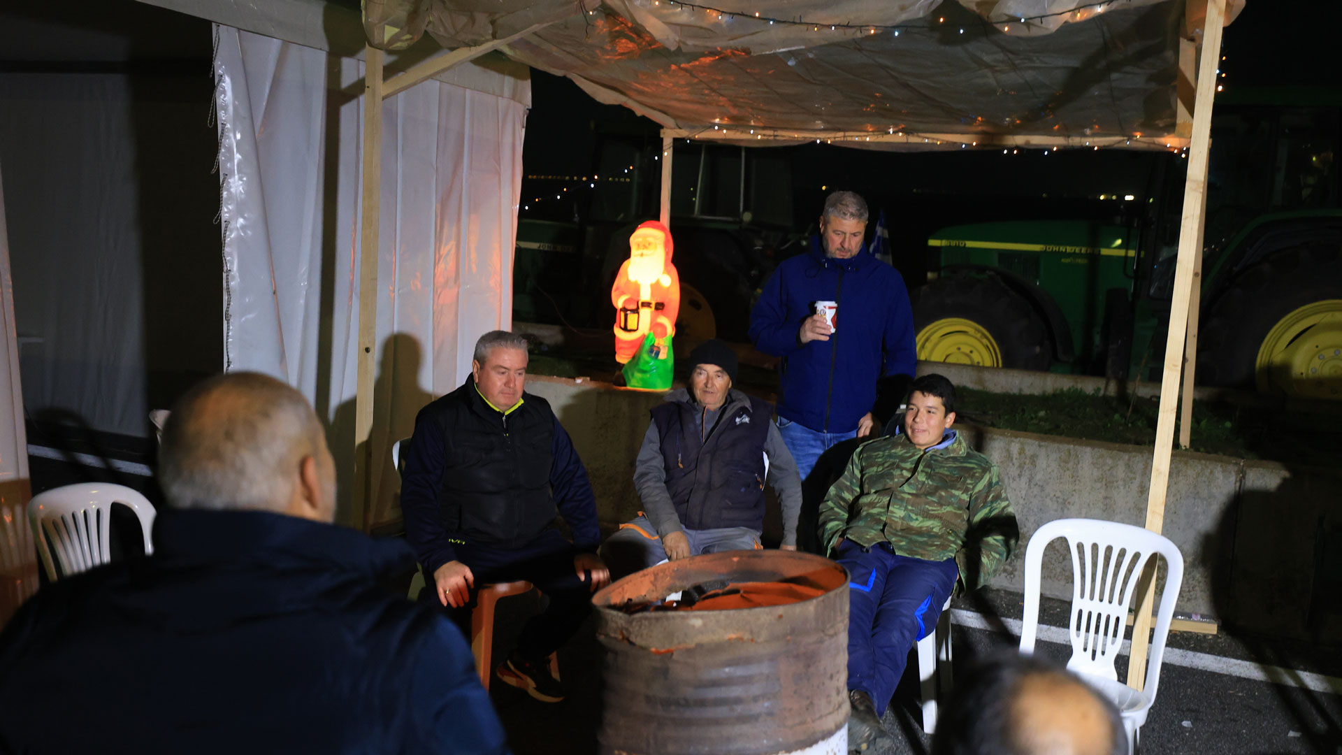 Αγροτικές κινητοποιήσεις: «Πλημμύρισαν» από τρακτέρ ο κόμβος Νίκαιας και ο Ε65 – Πληθαίνουν τα μπλόκα-1