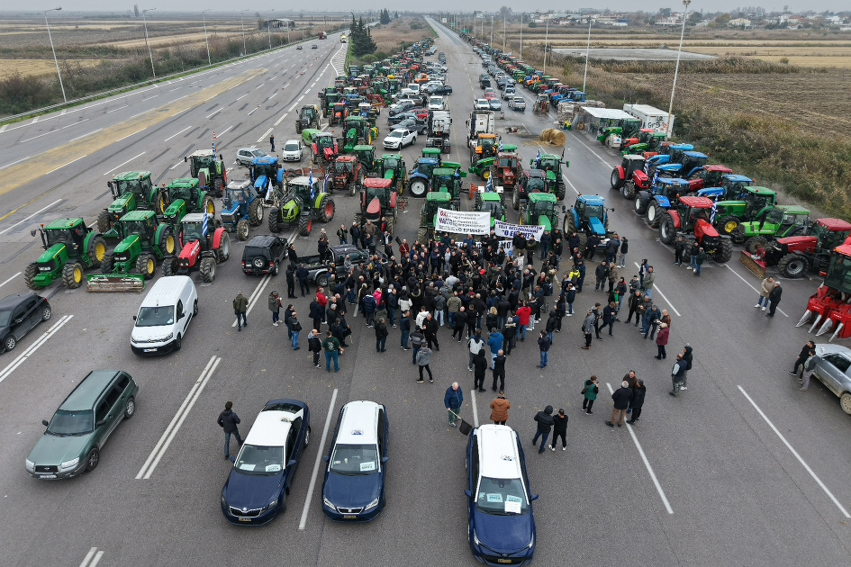 Ενισχύουν τα μπλόκα τους οι αγρότες – Αποκλεισμένες εθνικές οδοί και τελωνεία-1