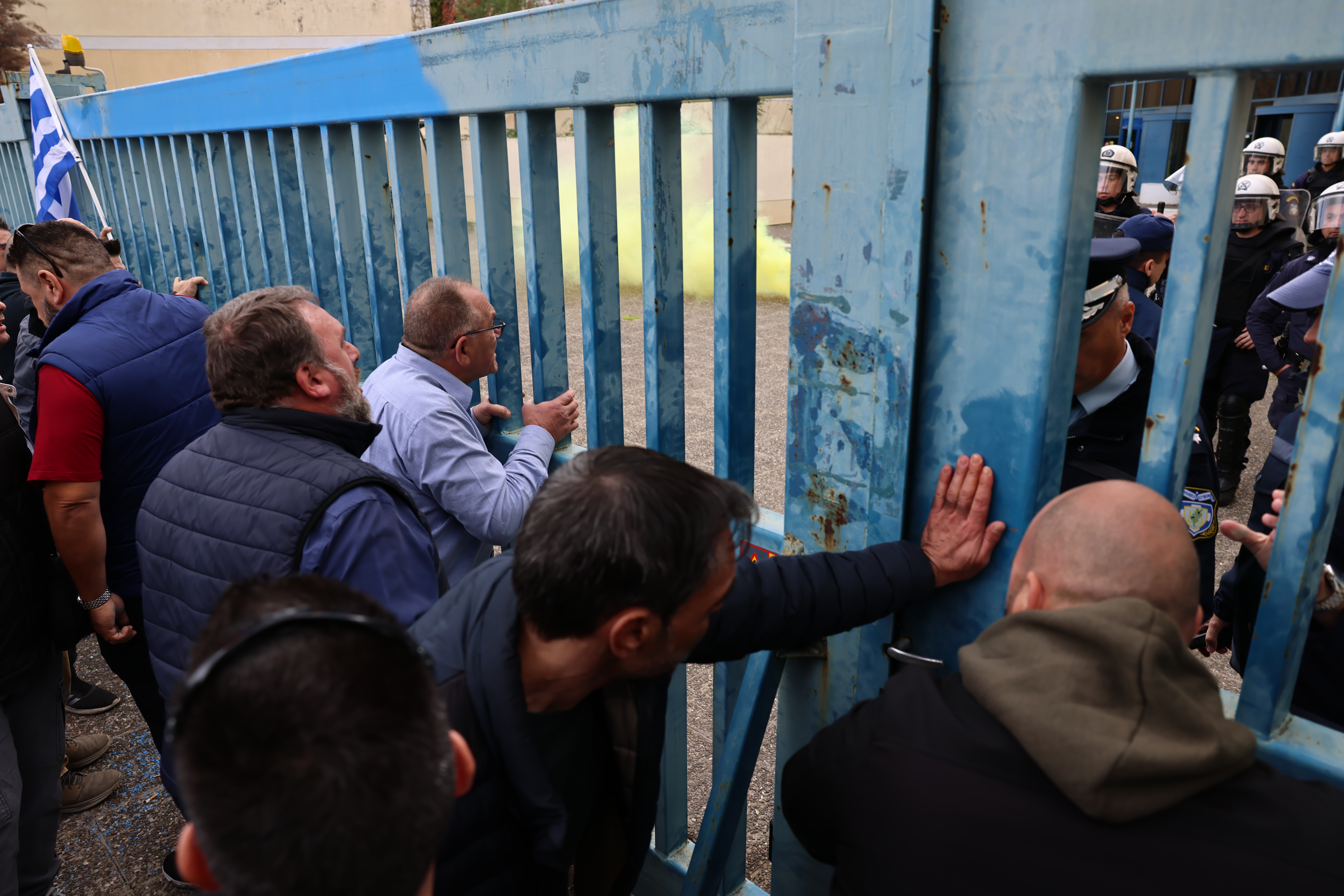 Υπουργείο Μεταφορών: Επεισόδια με χημικά ανάμεσα σε οδηγούς ταξί και αστυνομικούς-1