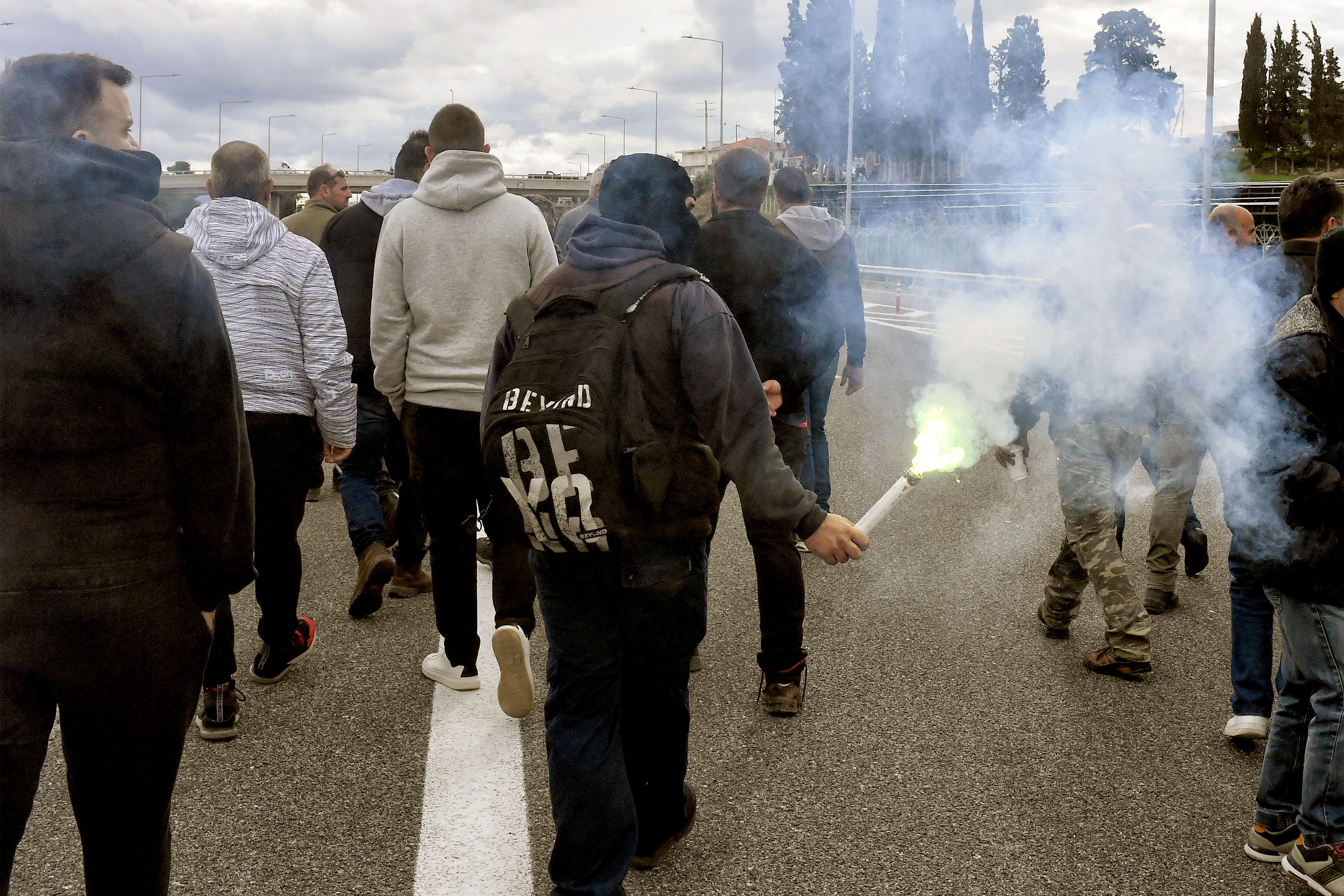 Ενισχύουν τα μπλόκα τους οι αγρότες – Αποκλεισμένες εθνικές οδοί και τελωνεία-4