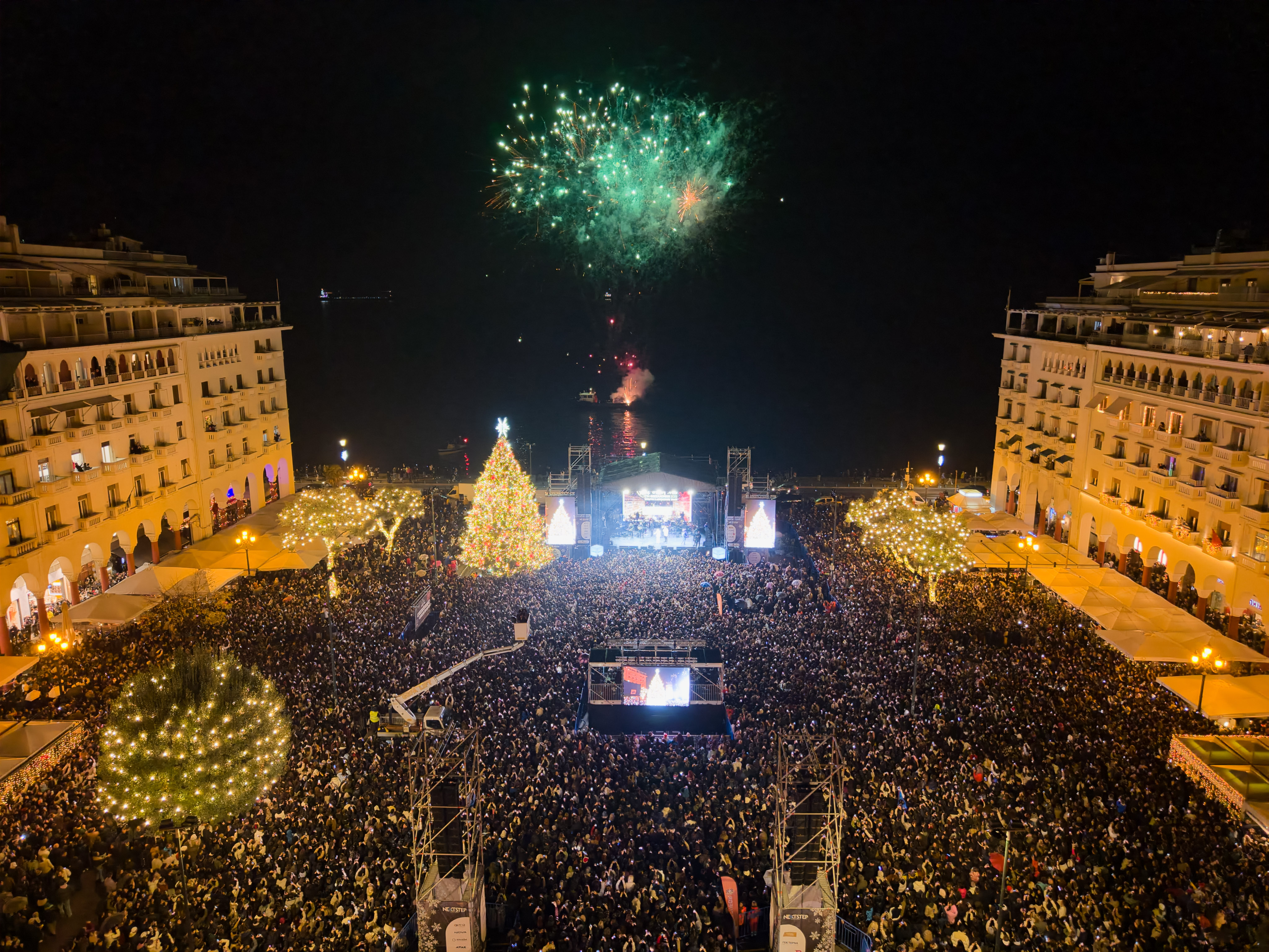 Θεσσαλονίκη: Φωταγωγήθηκε το χριστουγεννιάτικο δέντρο – Πλήθος κόσμου παρά τη βροχή [εικόνες-βίντεο]-1