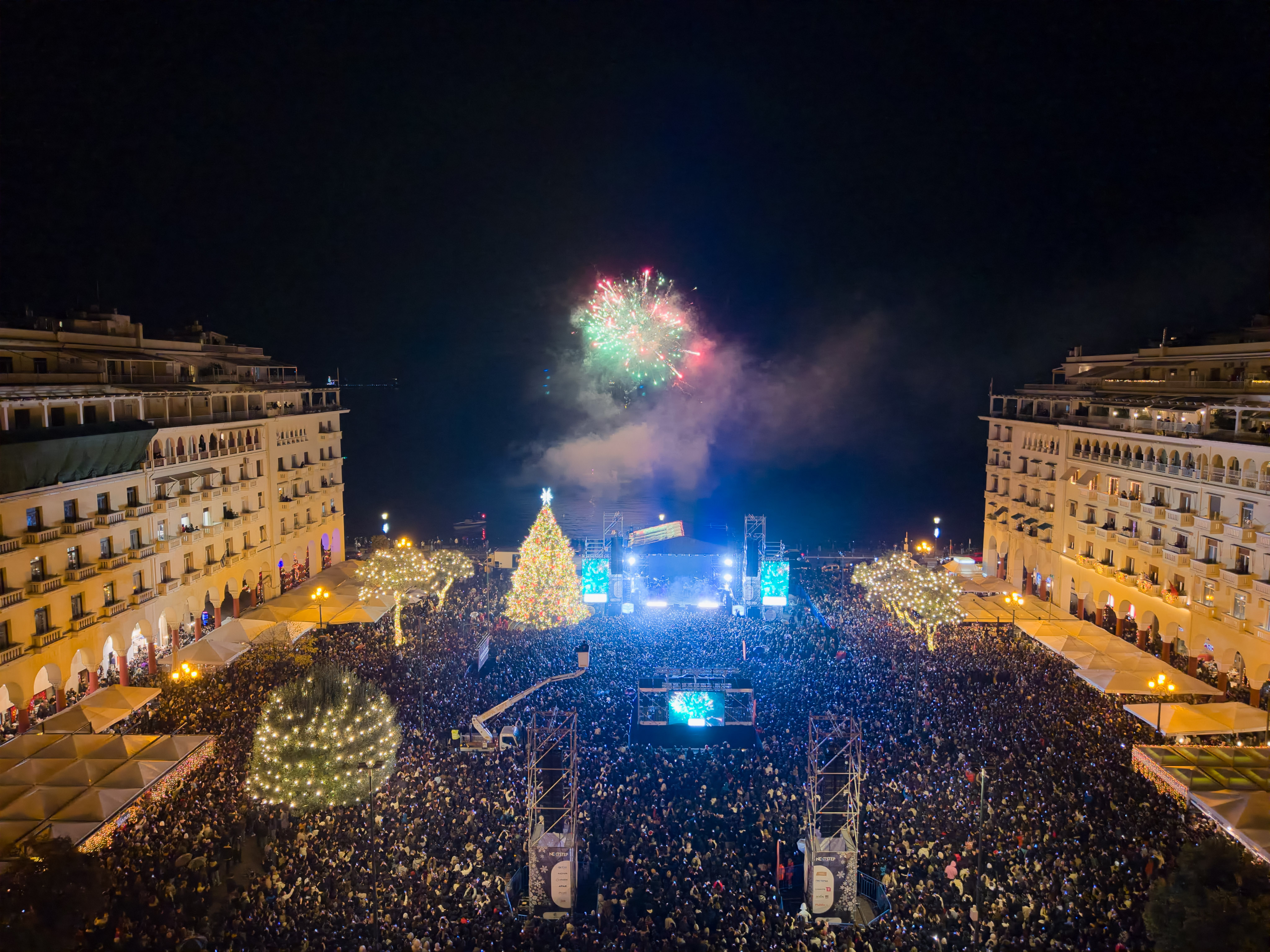 Θεσσαλονίκη: Φωταγωγήθηκε το χριστουγεννιάτικο δέντρο – Πλήθος κόσμου παρά τη βροχή [εικόνες-βίντεο]-2