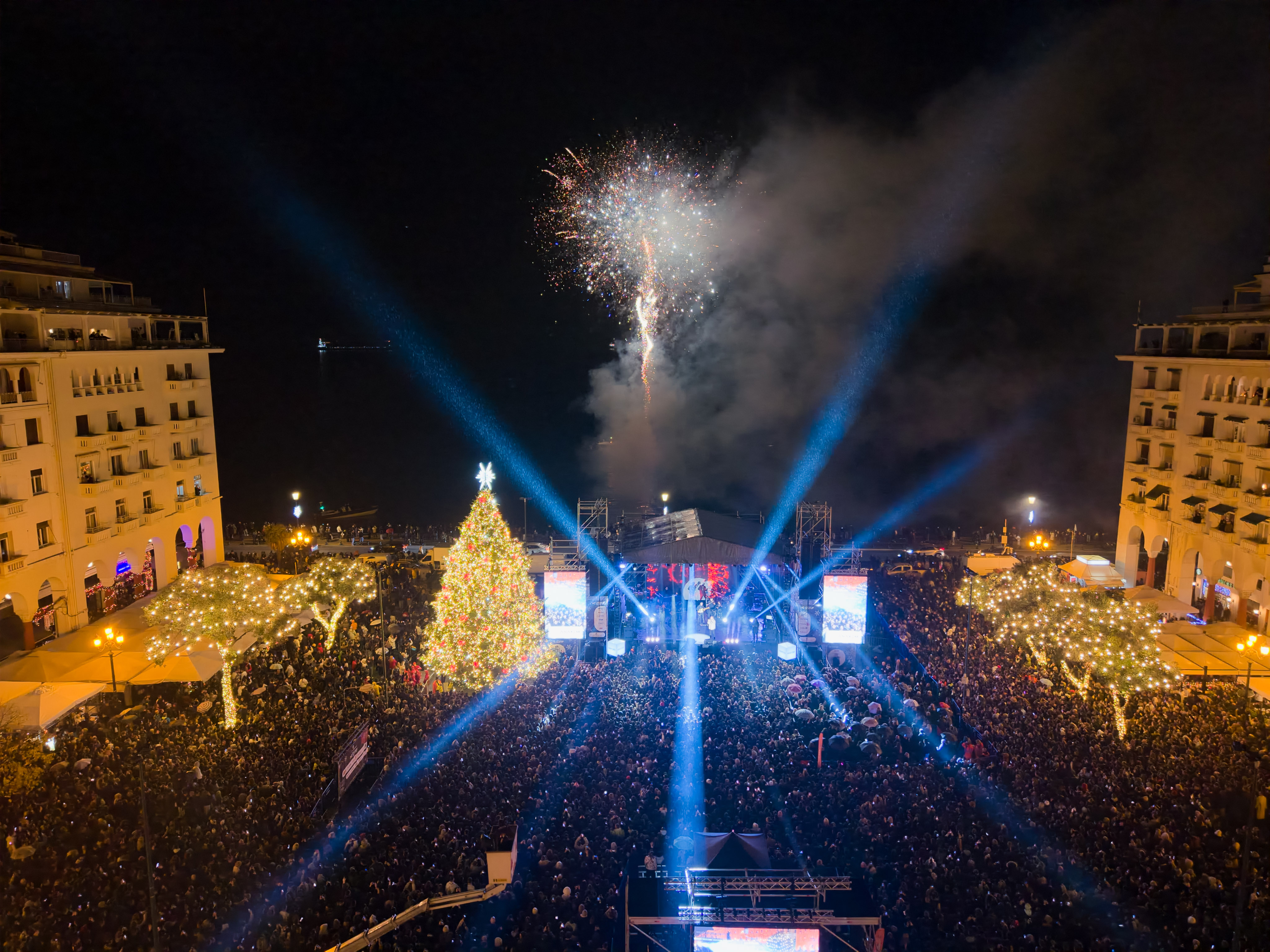 Θεσσαλονίκη: Φωταγωγήθηκε το χριστουγεννιάτικο δέντρο – Πλήθος κόσμου παρά τη βροχή [εικόνες-βίντεο]-3