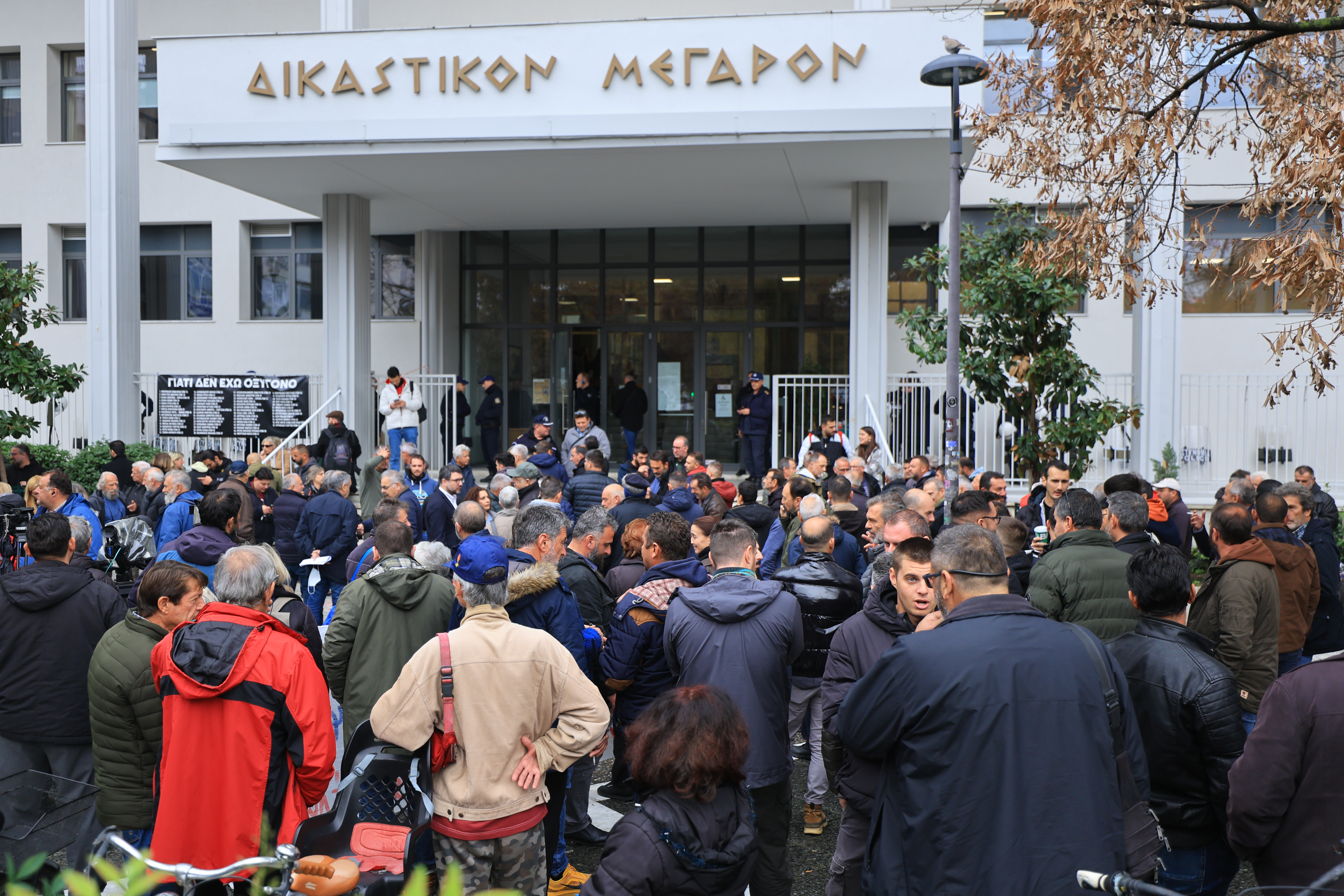 Ενισχύουν τα μπλόκα τους οι αγρότες – Αποκλεισμένες εθνικές οδοί και τελωνεία-3