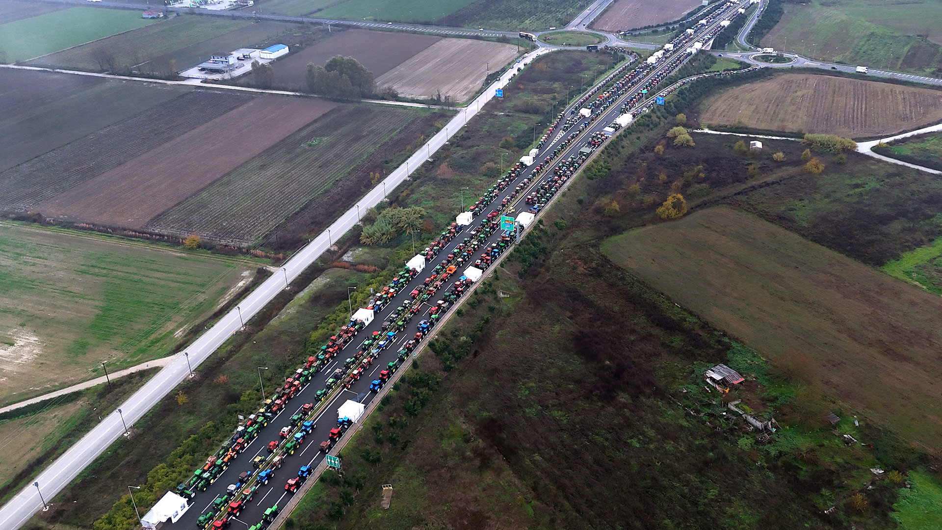 Οι αγρότες ανοιγοκλείνουν και τελωνεία – Η στάση της κυβέρνησης-1