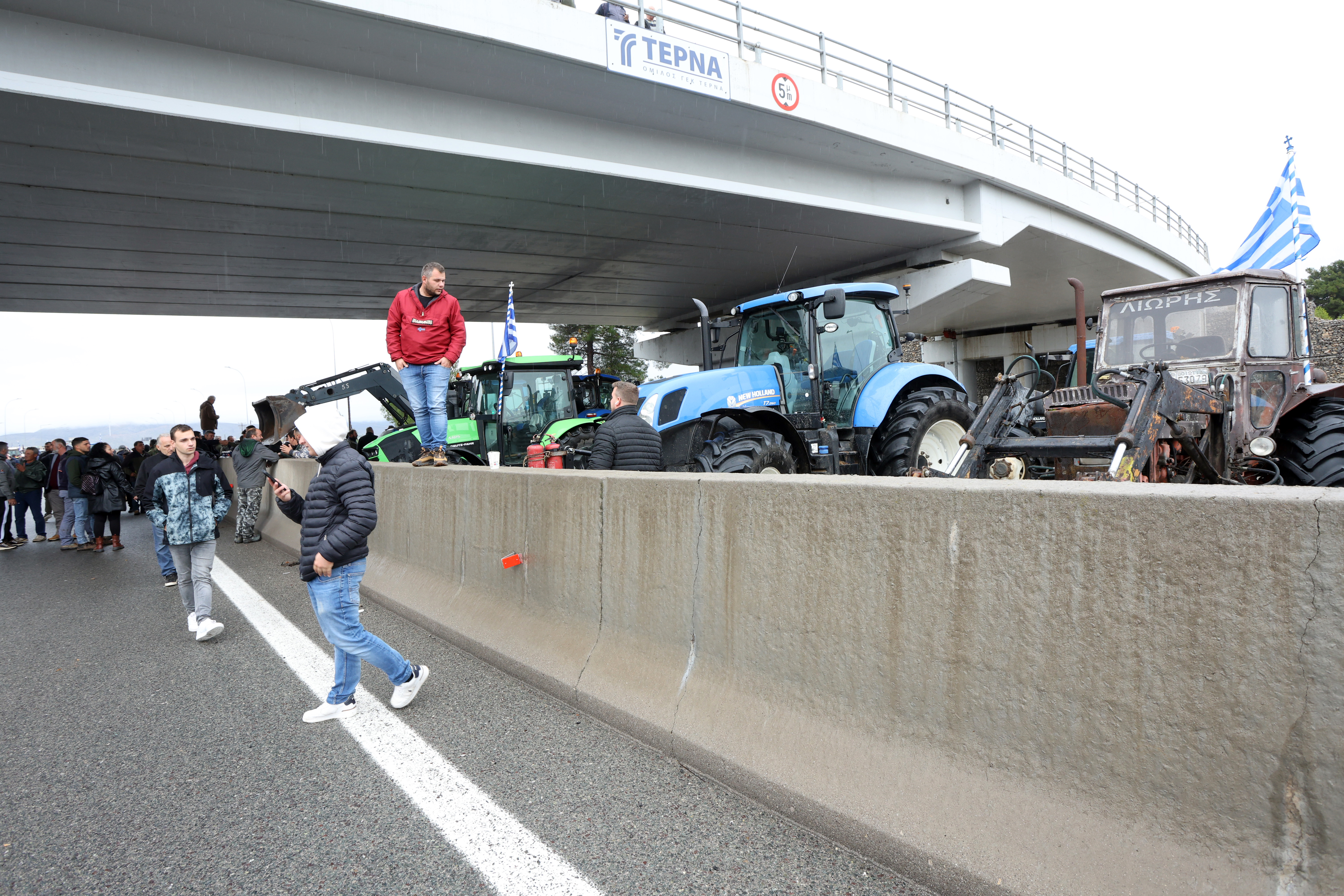 Αγροτικές κινητοποιήσεις: Μπλόκο στην Εθνική Οδό στο ύψος της Θήβας-2