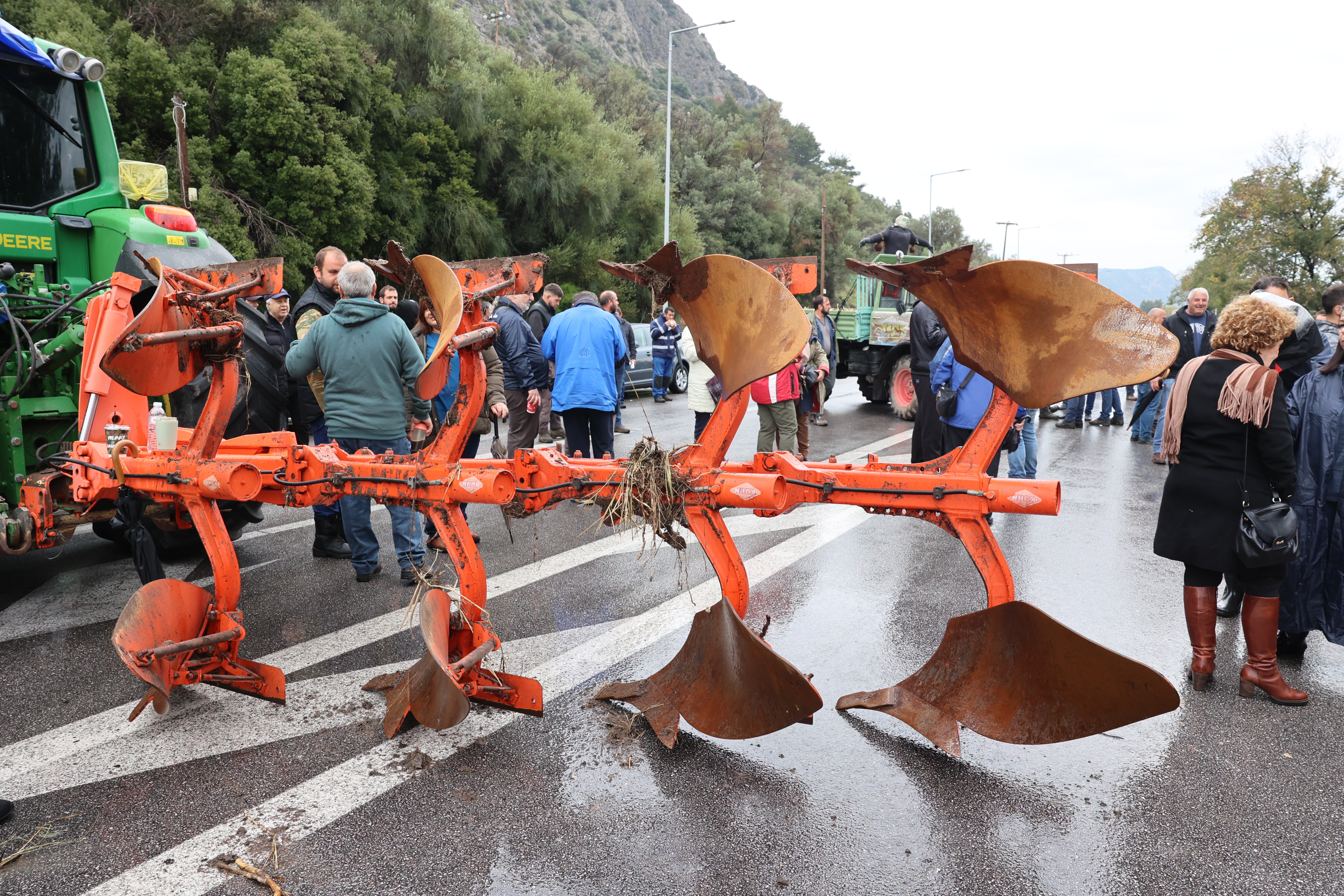 Μυτιλήνη: Μπλόκο αγροτών στο λιμάνι – Χωρίς επιβάτες αναχώρησε το «Διαγόρας»-2