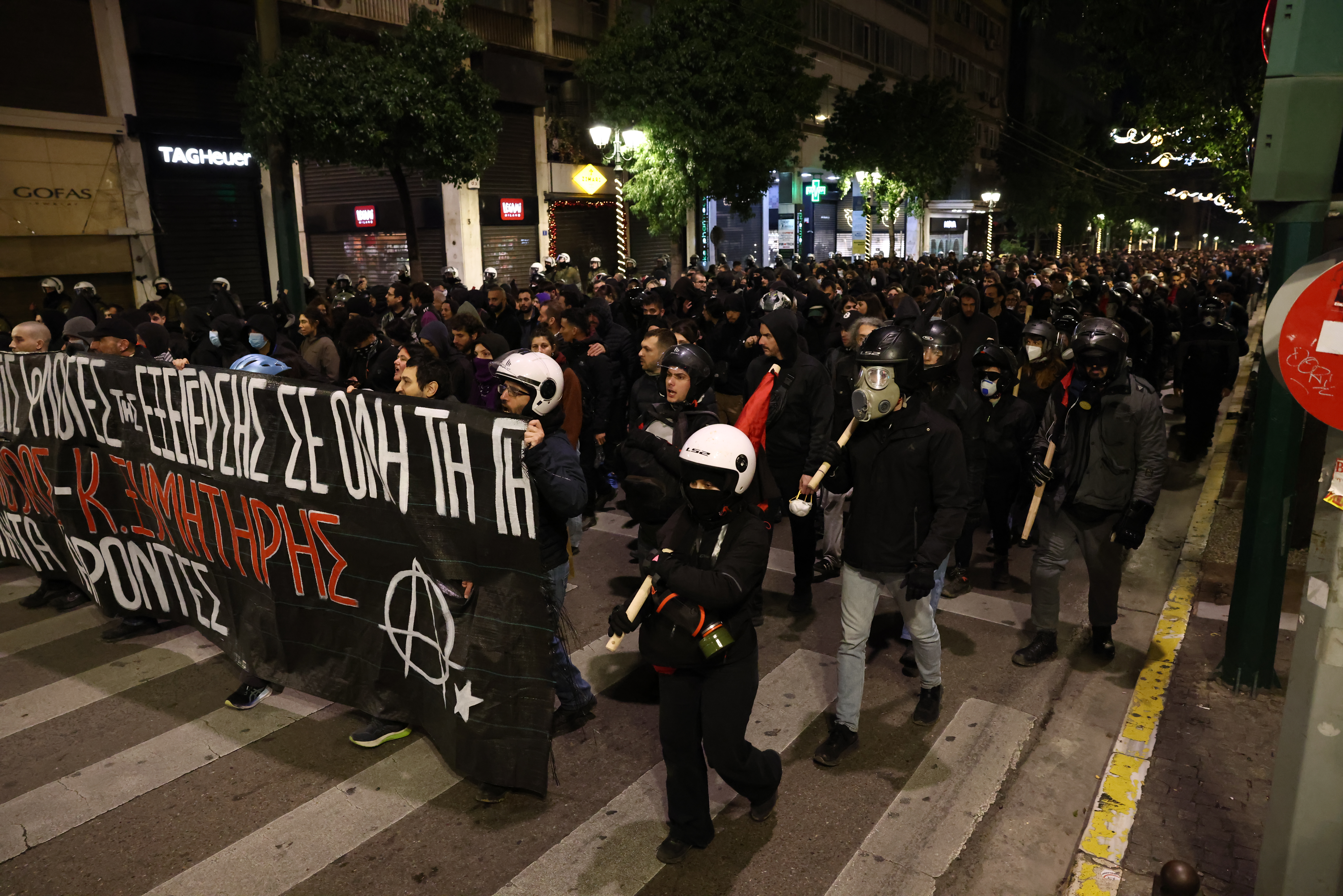 Επέτειος Γρηγορόπουλου: Ενταση στο κέντρο της Αθήνας – 15 συλλήψεις-10