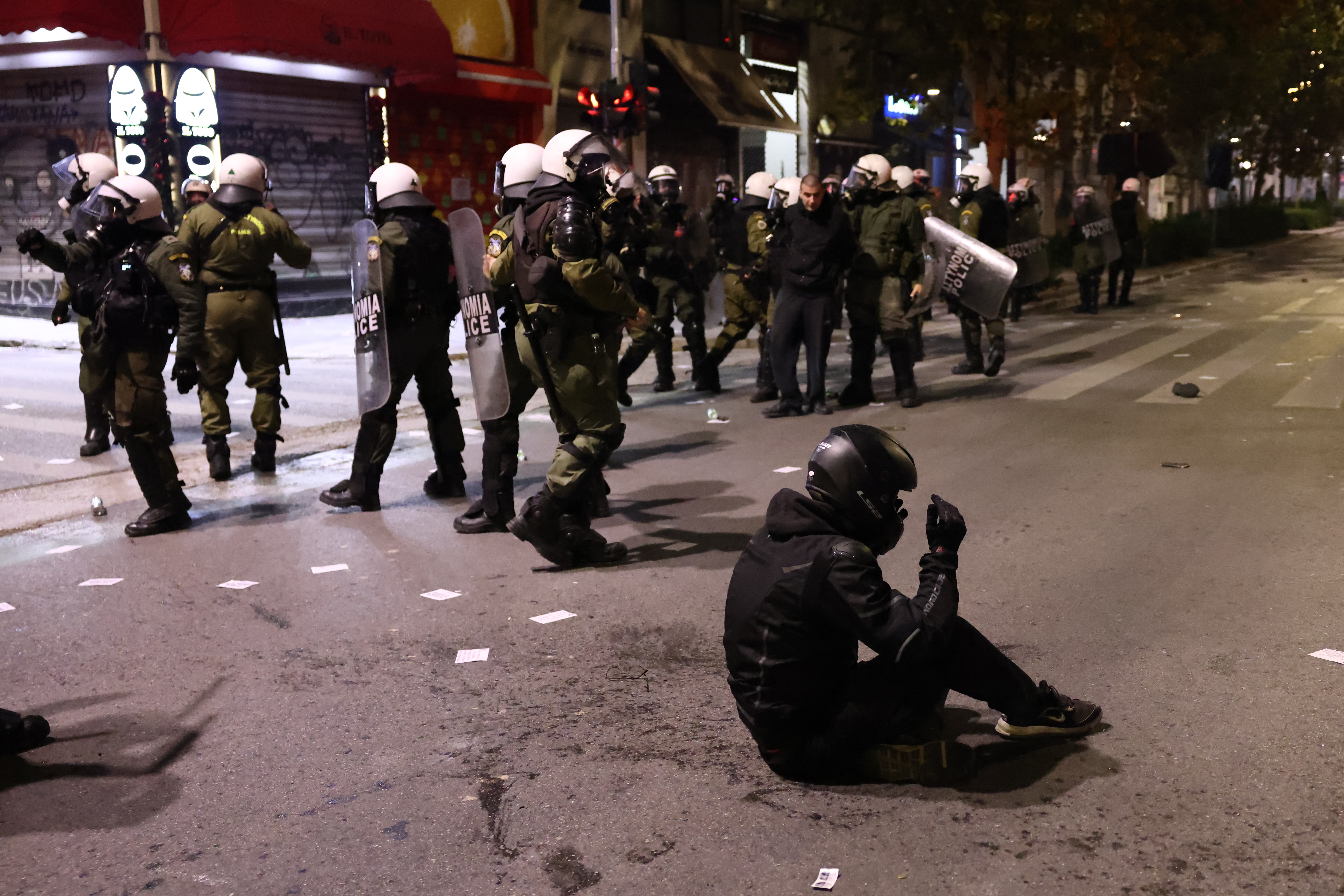 Επέτειος Γρηγορόπουλου: Ενταση στο κέντρο της Αθήνας – 15 συλλήψεις-7
