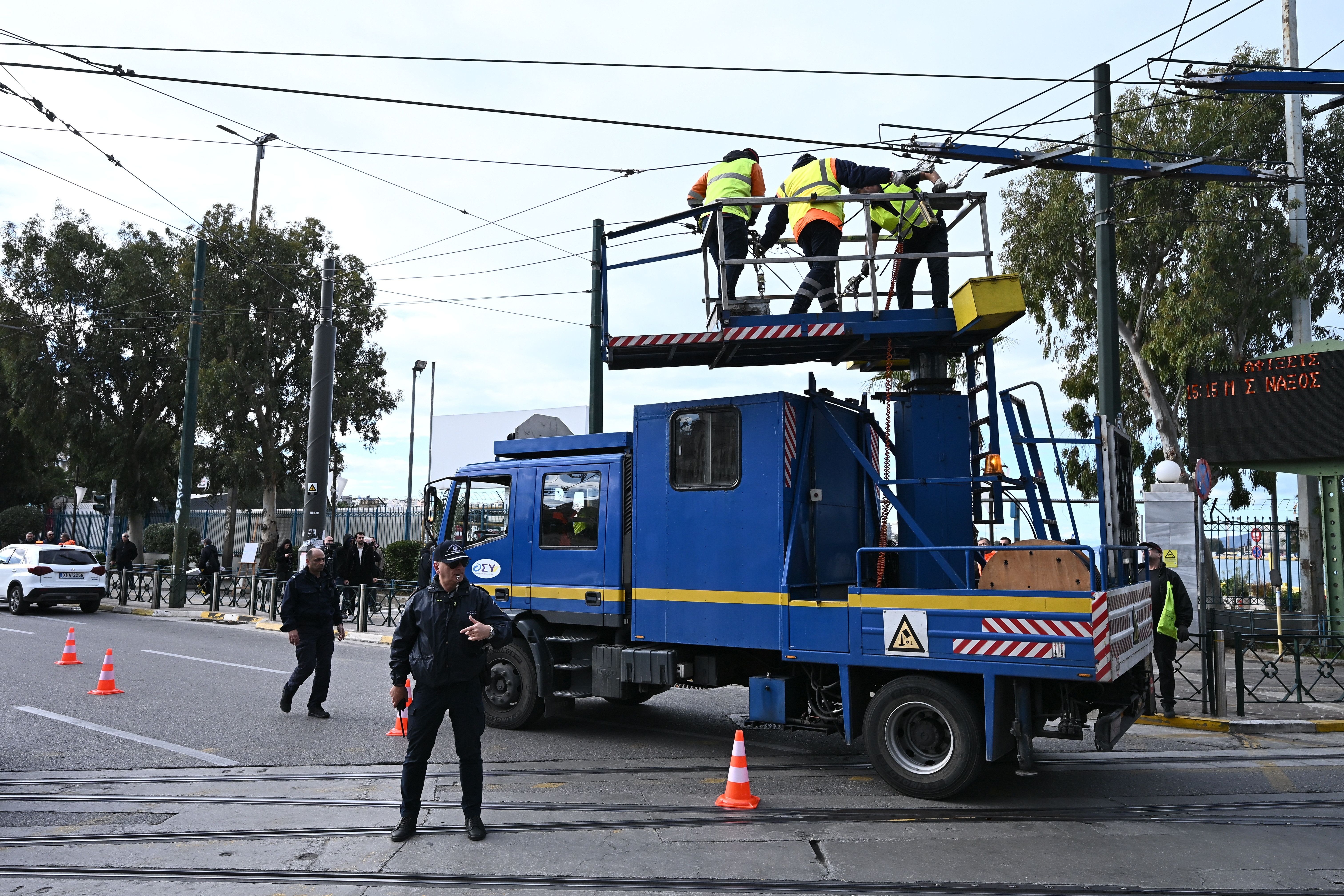 Ξεκίνησε το ξήλωμα του δικτύου τρόλεϊ στον Πειραιά-3
