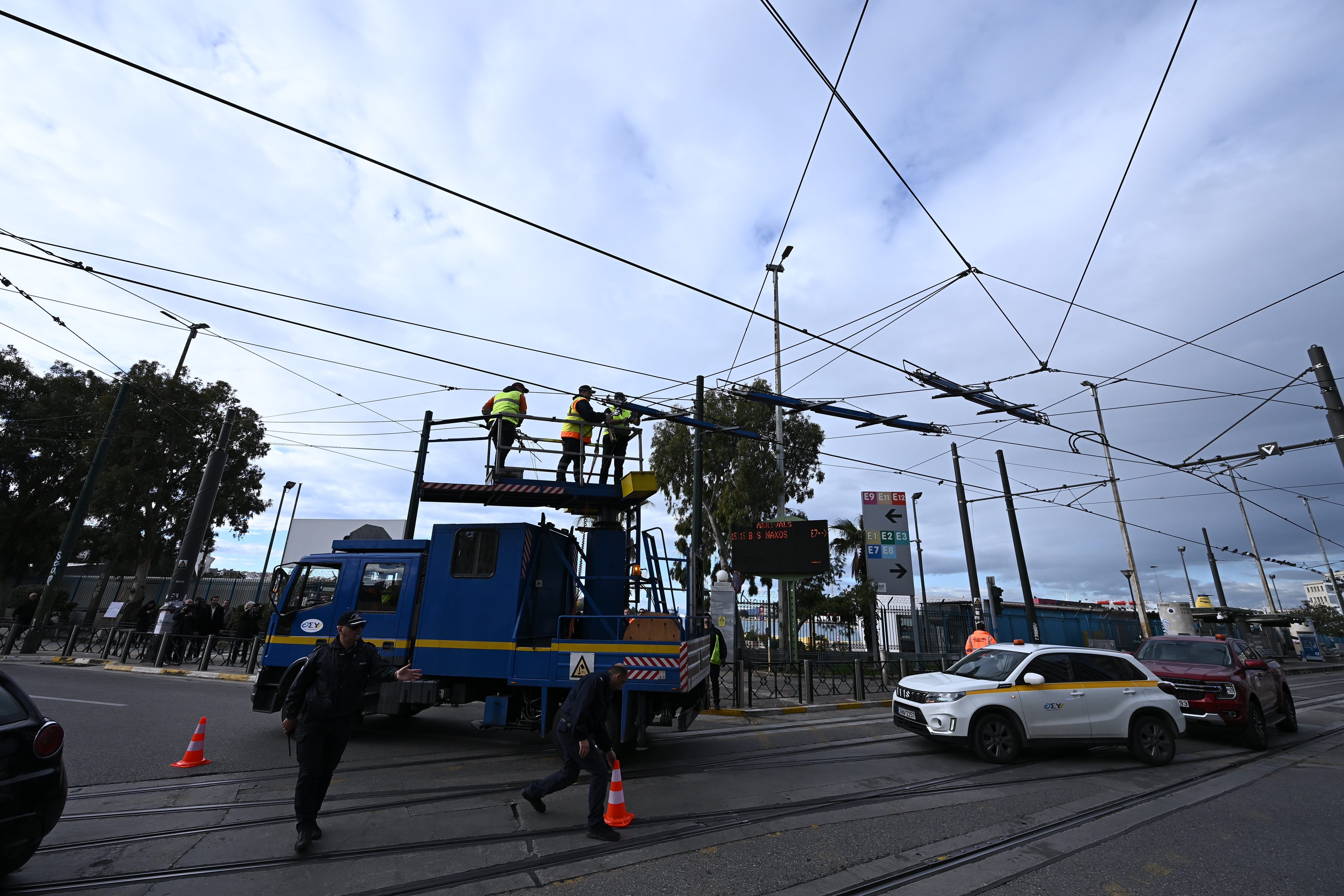 Ξεκίνησε το ξήλωμα του δικτύου τρόλεϊ στον Πειραιά-1