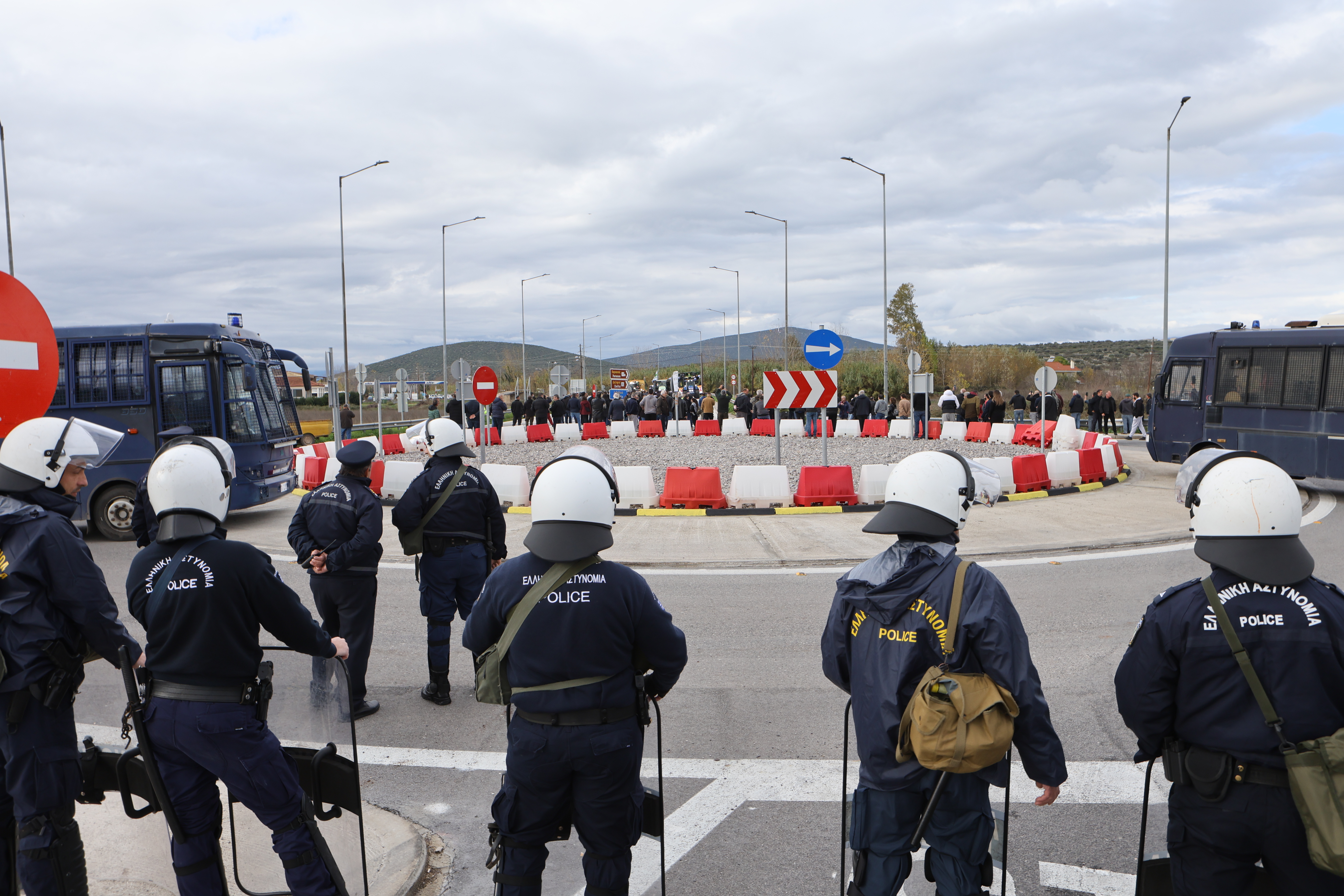 Πυκνώνουν τα αγροτικά μπλόκα στην Αθηνών – Λαμίας-3
