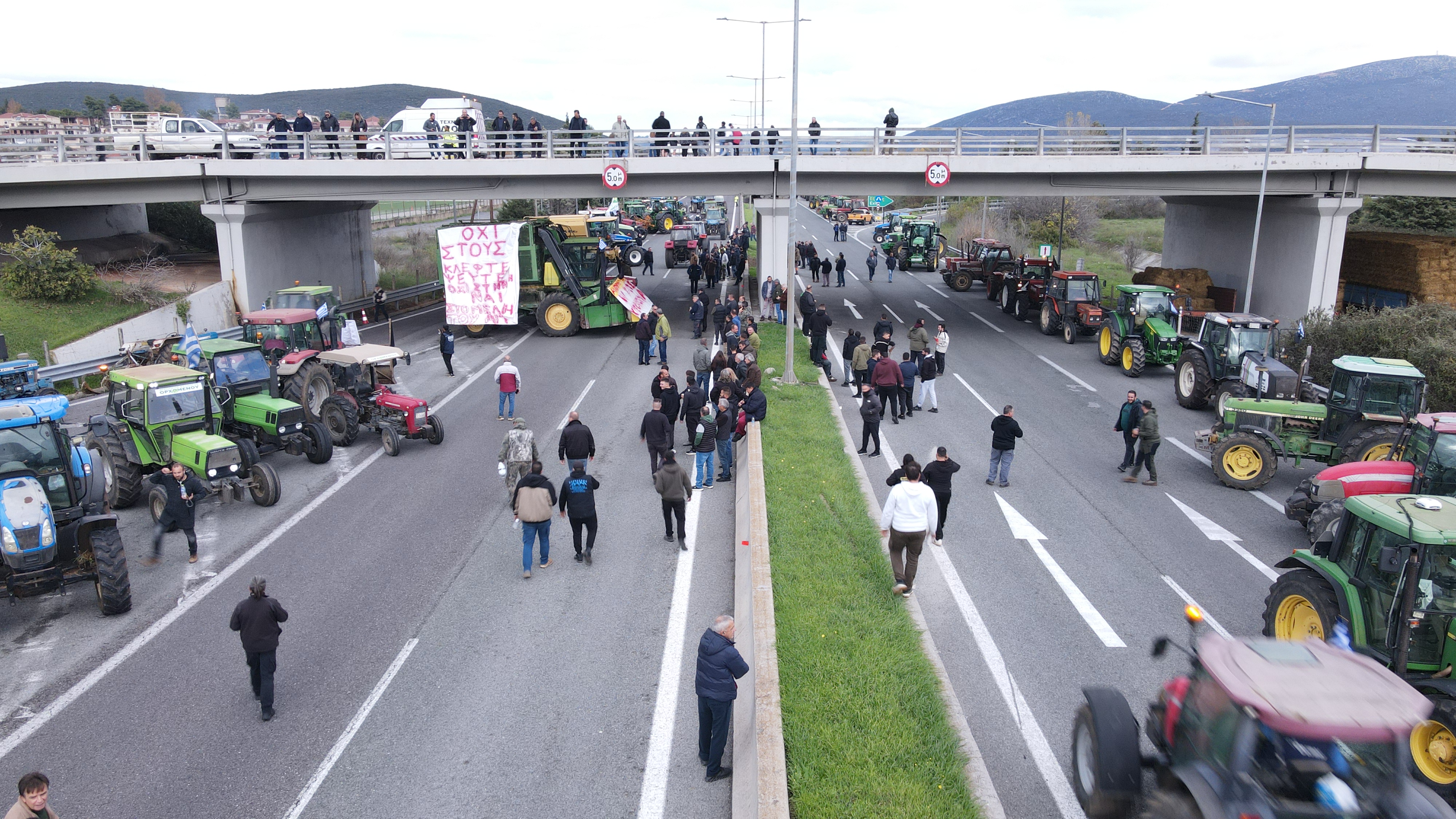 Πυκνώνουν τα αγροτικά μπλόκα στην Αθηνών – Λαμίας-1