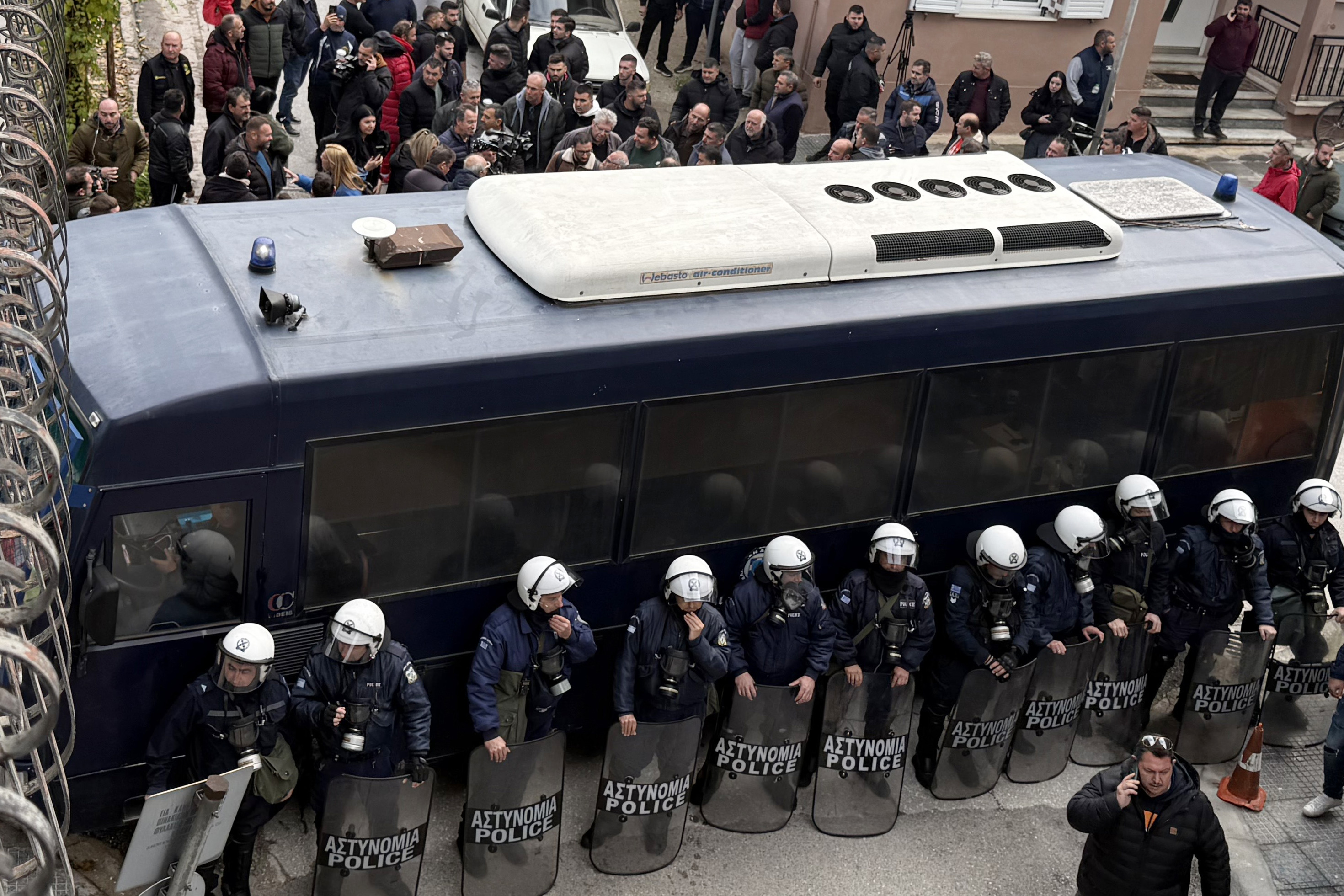 Επεισόδια με αγρότες στην Κρήτη: Εκλεισε το αεροδρόμιο του Ηρακλείου – Αποκλεισμός και στα Χανιά-8