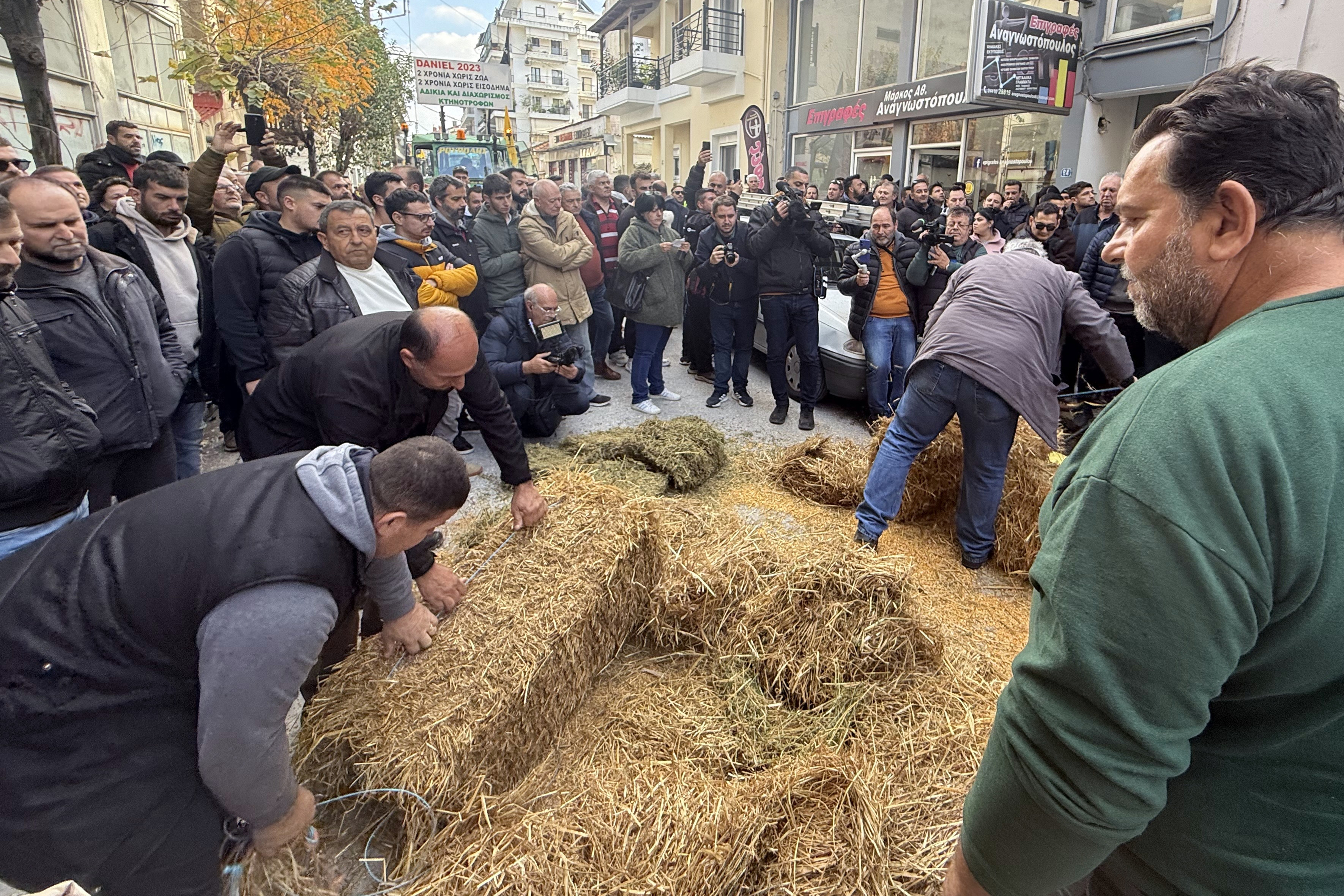 Επεισόδια με αγρότες στην Κρήτη: Εκλεισε το αεροδρόμιο του Ηρακλείου – Αποκλεισμός και στα Χανιά-9