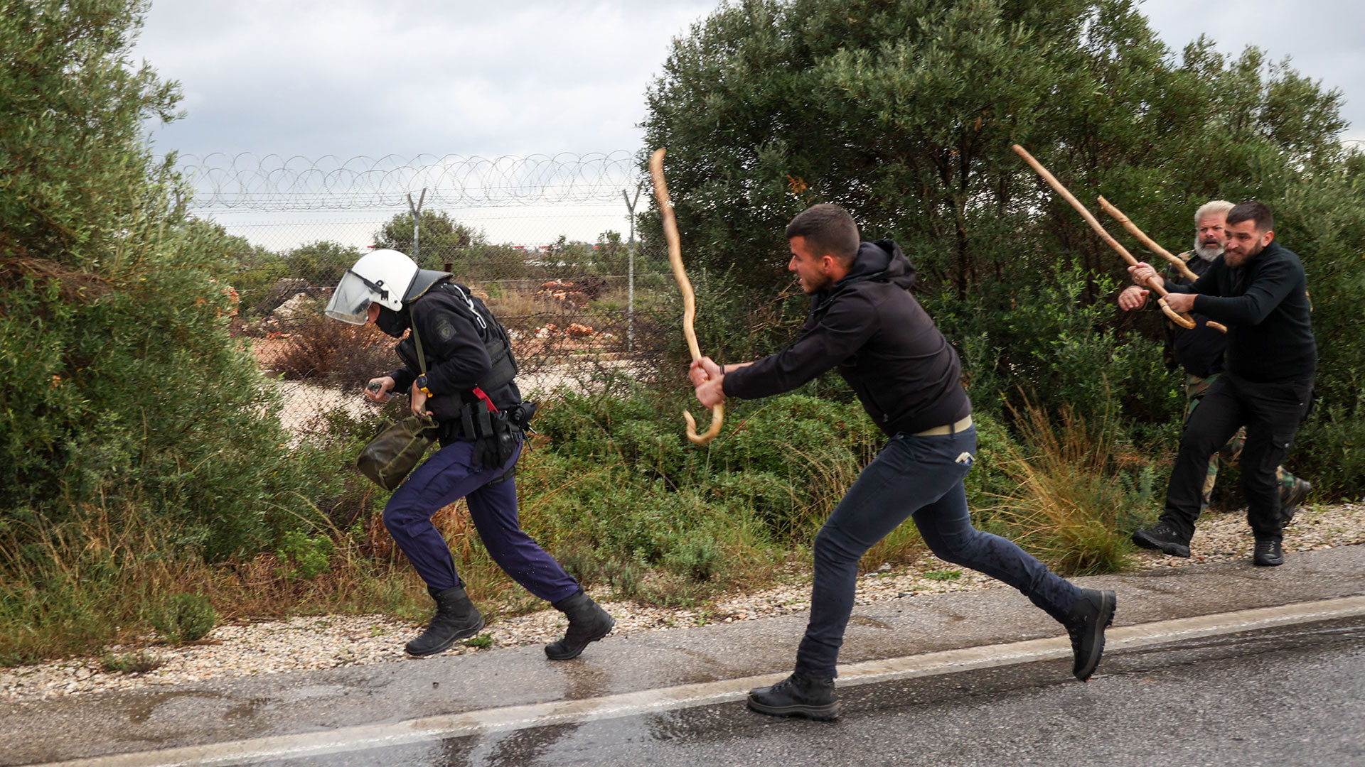 Επεισόδια με αγρότες στην Κρήτη: Εκλεισε το αεροδρόμιο του Ηρακλείου – Αποκλεισμός και στα Χανιά-7