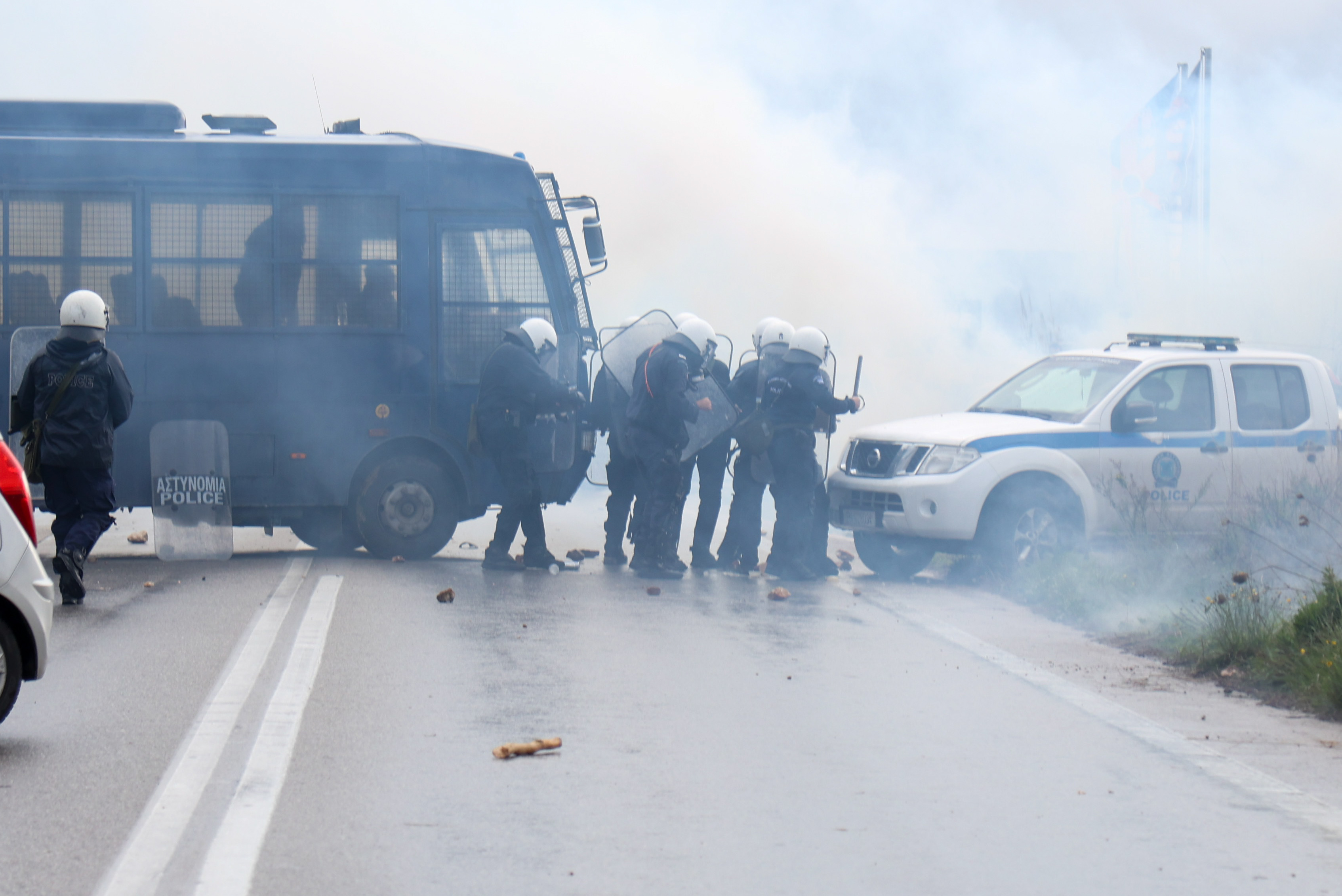 Χανιά: Αποκλεισμένο από αγρότες και κτηνοτρόφους το αεροδρόμιο – Ενταση με την ΕΛ.ΑΣ.-2