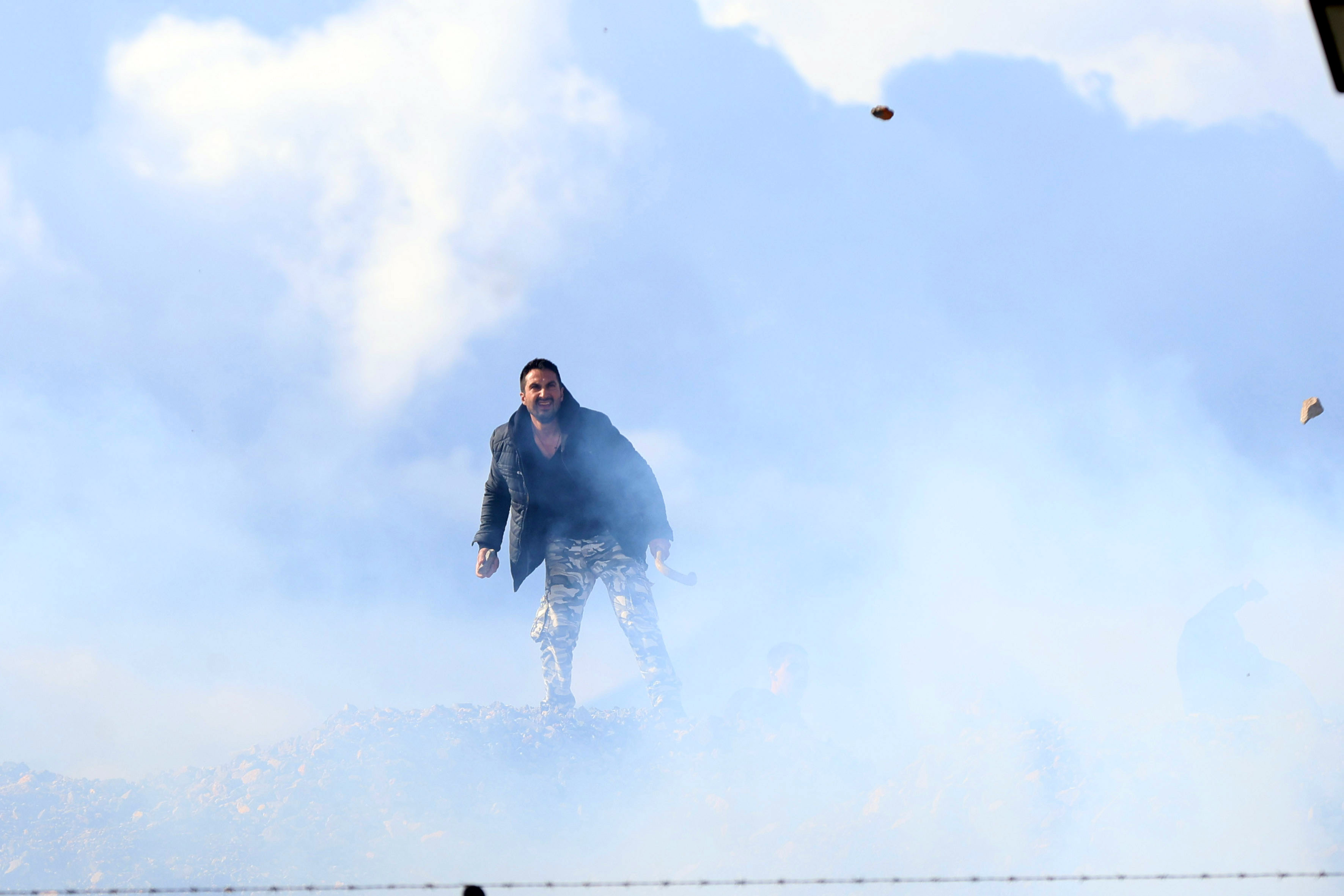 Επεισόδια με αγρότες στην Κρήτη: Εκλεισε το αεροδρόμιο του Ηρακλείου – Αποκλεισμός και στα Χανιά-4