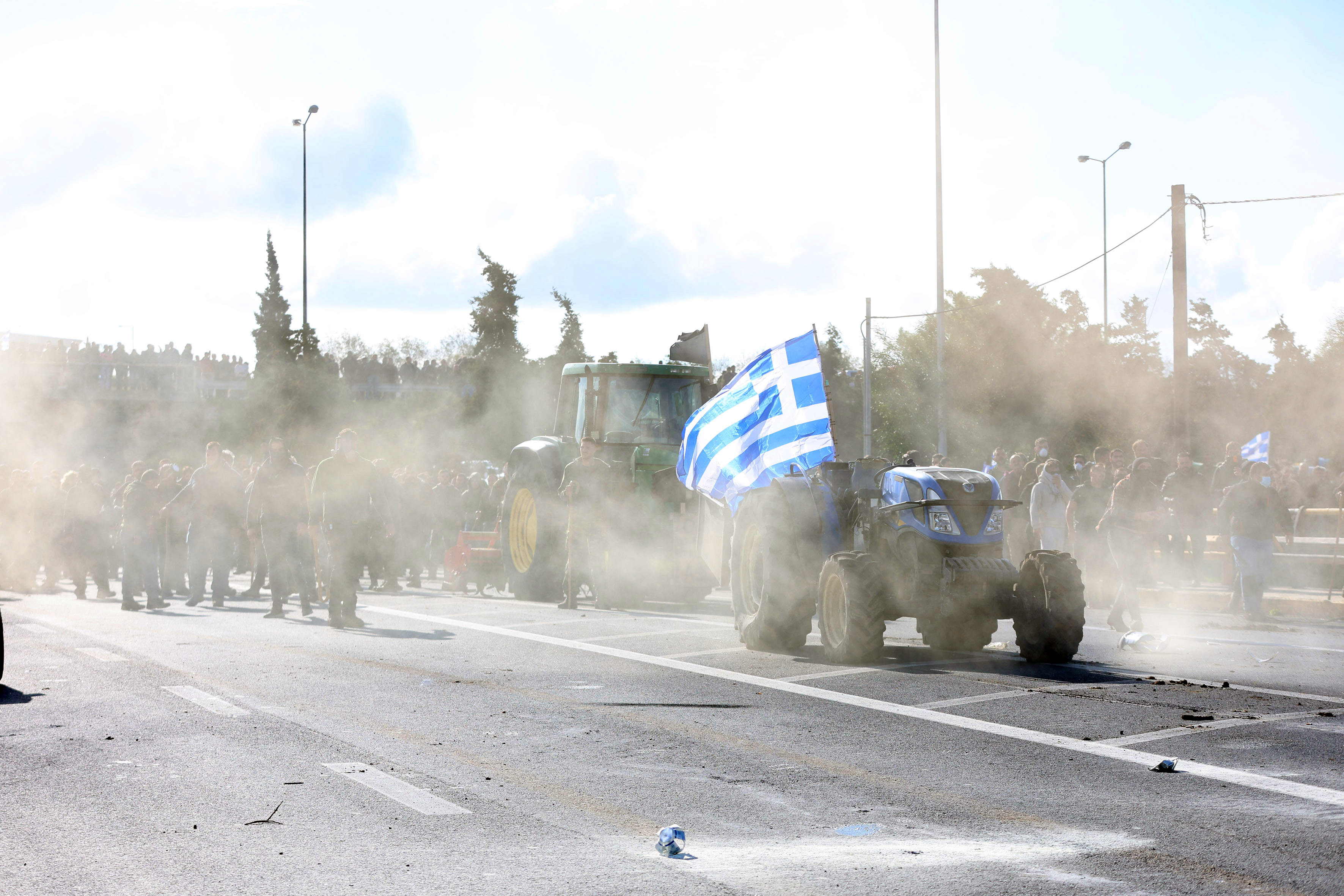 Επεισόδια με αγρότες στην Κρήτη: Εκλεισε το αεροδρόμιο του Ηρακλείου – Αποκλεισμός και στα Χανιά-3
