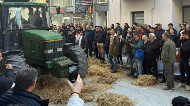 καρδίτσα-aγρότες-πέταξαν-ζωοτροφές-κα-563964025