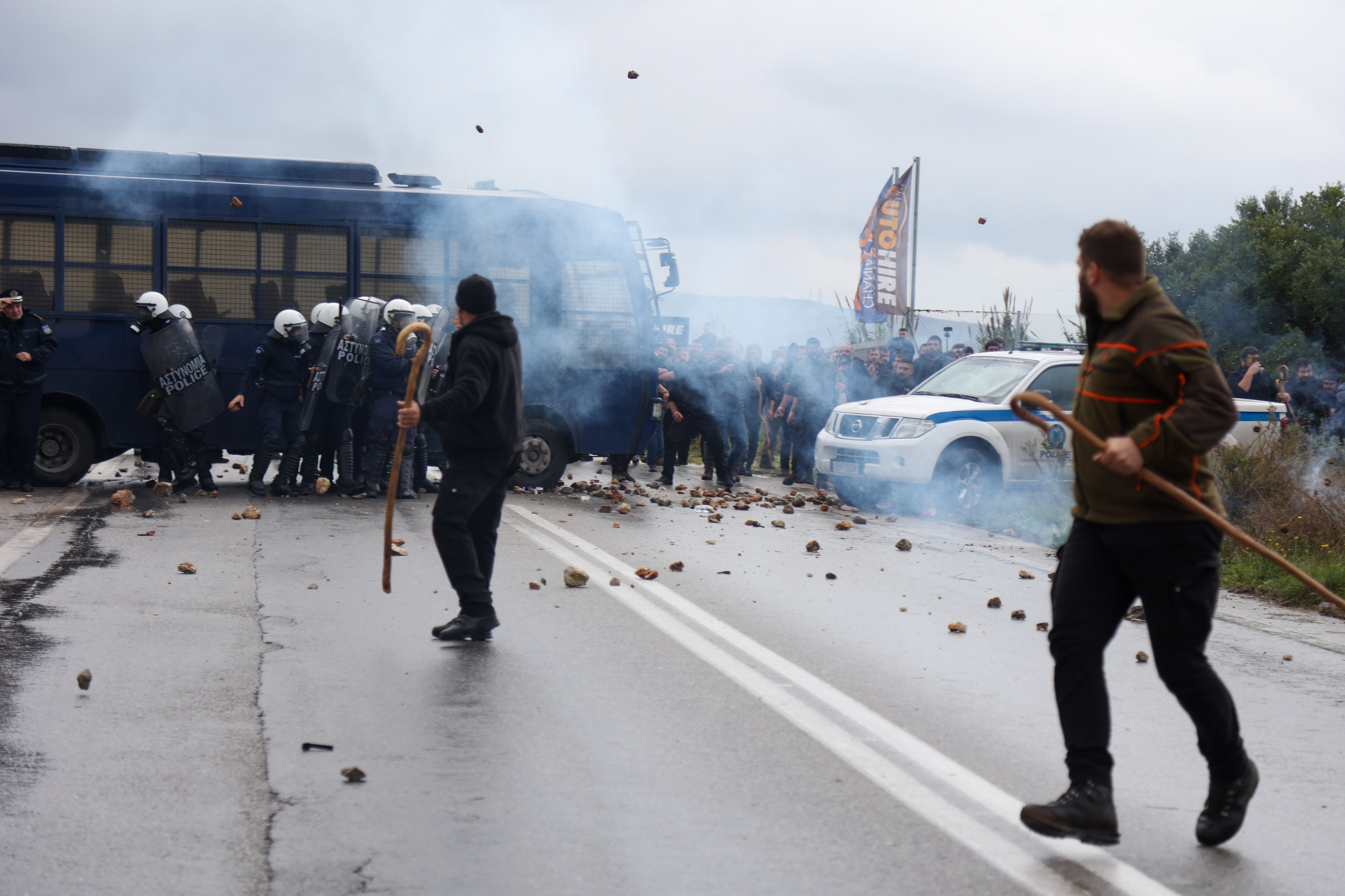 Ηράκλειο: Αποχώρησαν από την πίστα του αεροδρομίου οι αγρότες-2