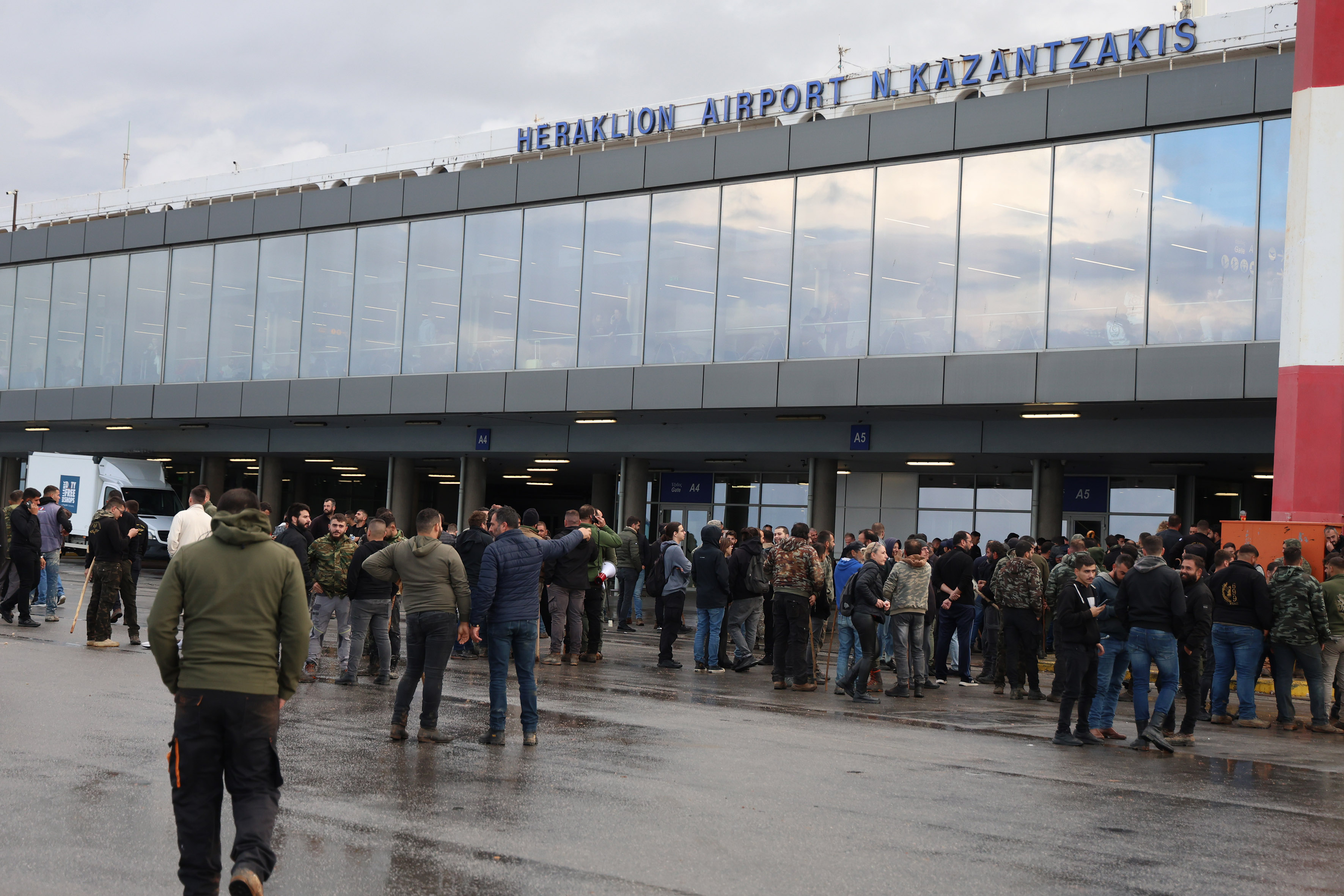 Κρήτη: Ταυτοποιήθηκαν οι αγρότες που συμμετείχαν στα επεισόδια – Κατηγορίες για εγκληματική οργάνωση-2