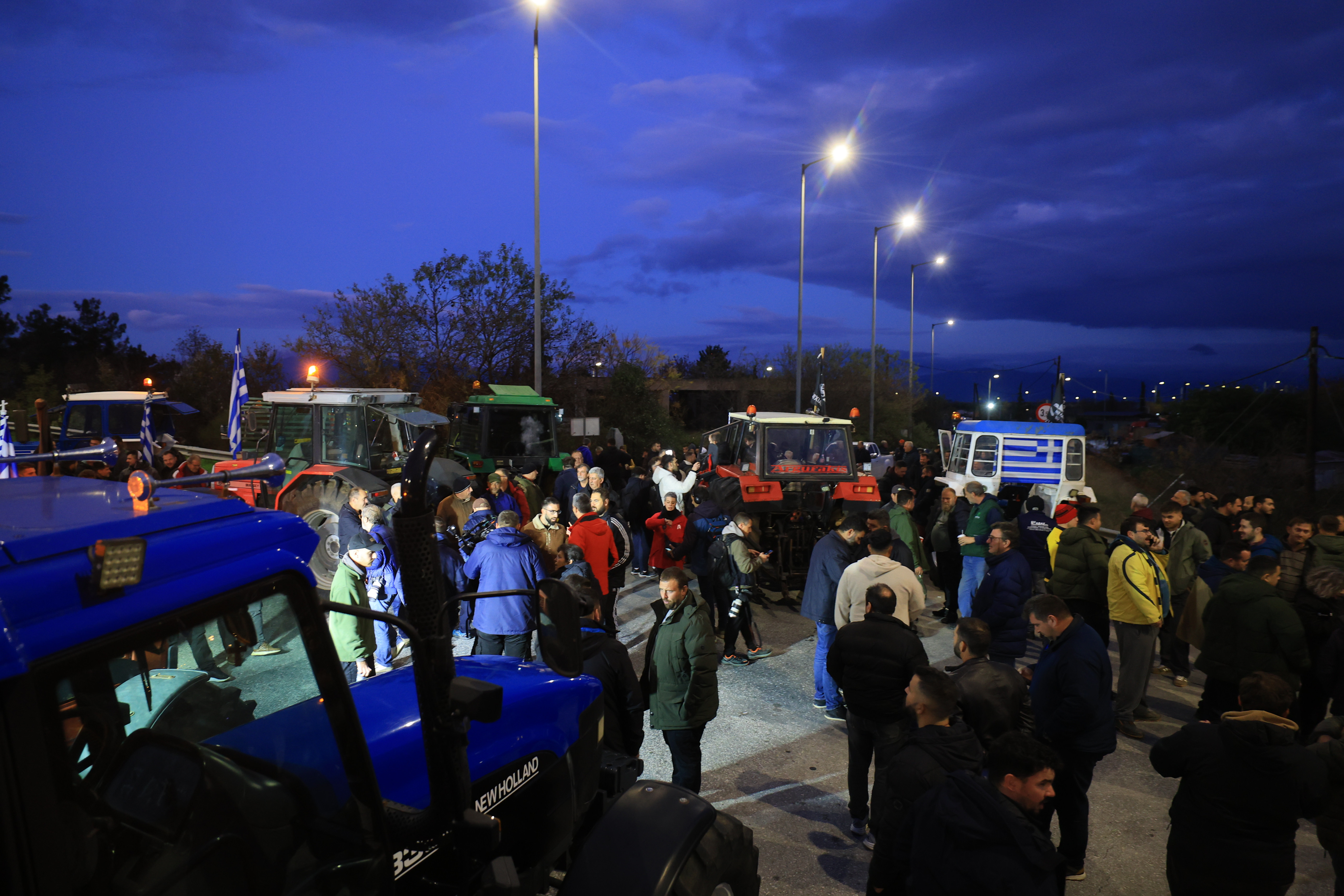 Κλιμακώνουν τις κινητοποιήσεις οι αγρότες: Τρακτέρ στους δρόμους, μπλόκα σε τελωνεία και λιμάνια-1