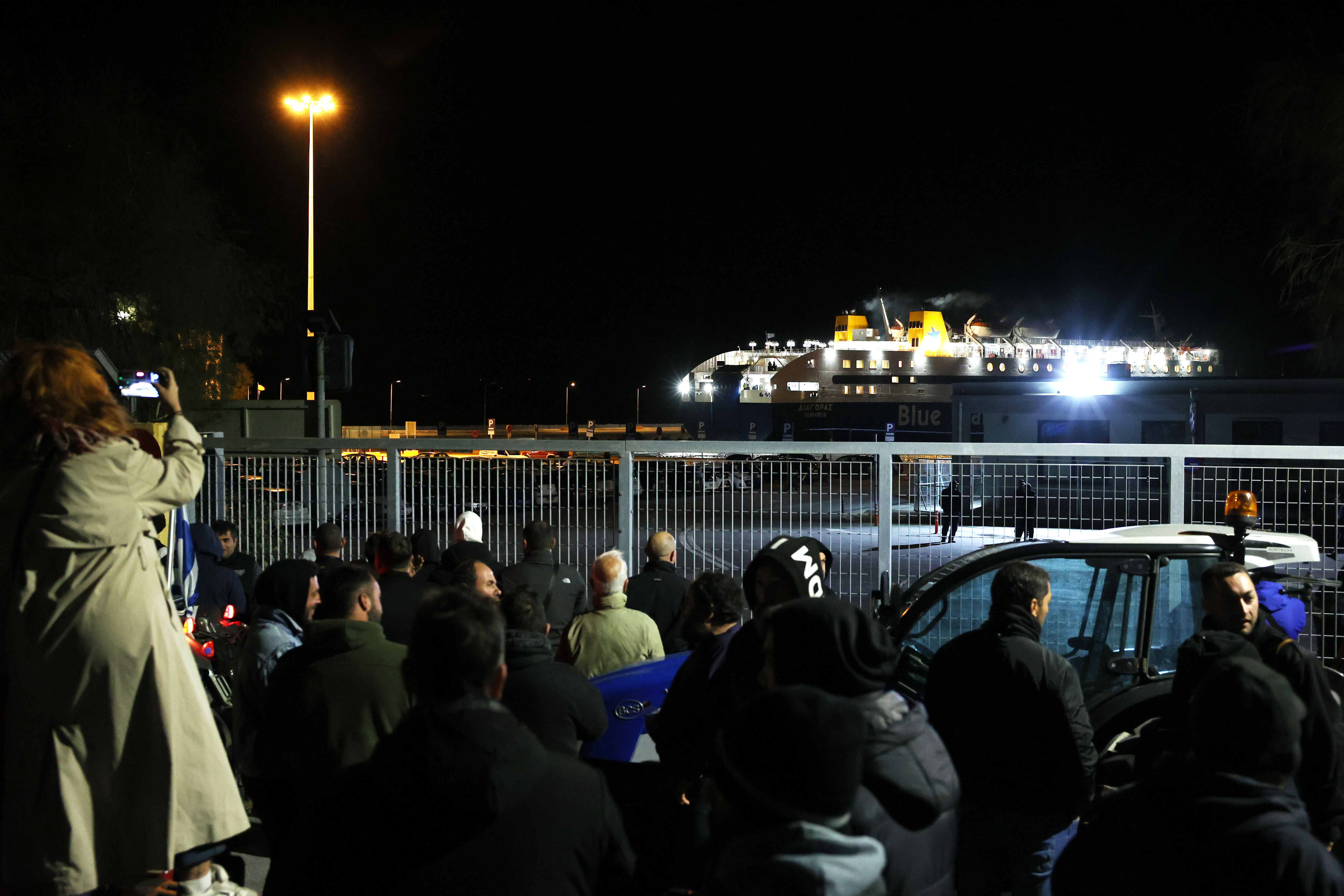 Μυτιλήνη: Μπλόκο αγροτών στο λιμάνι – Χωρίς επιβάτες αναχώρησε το «Διαγόρας»-1