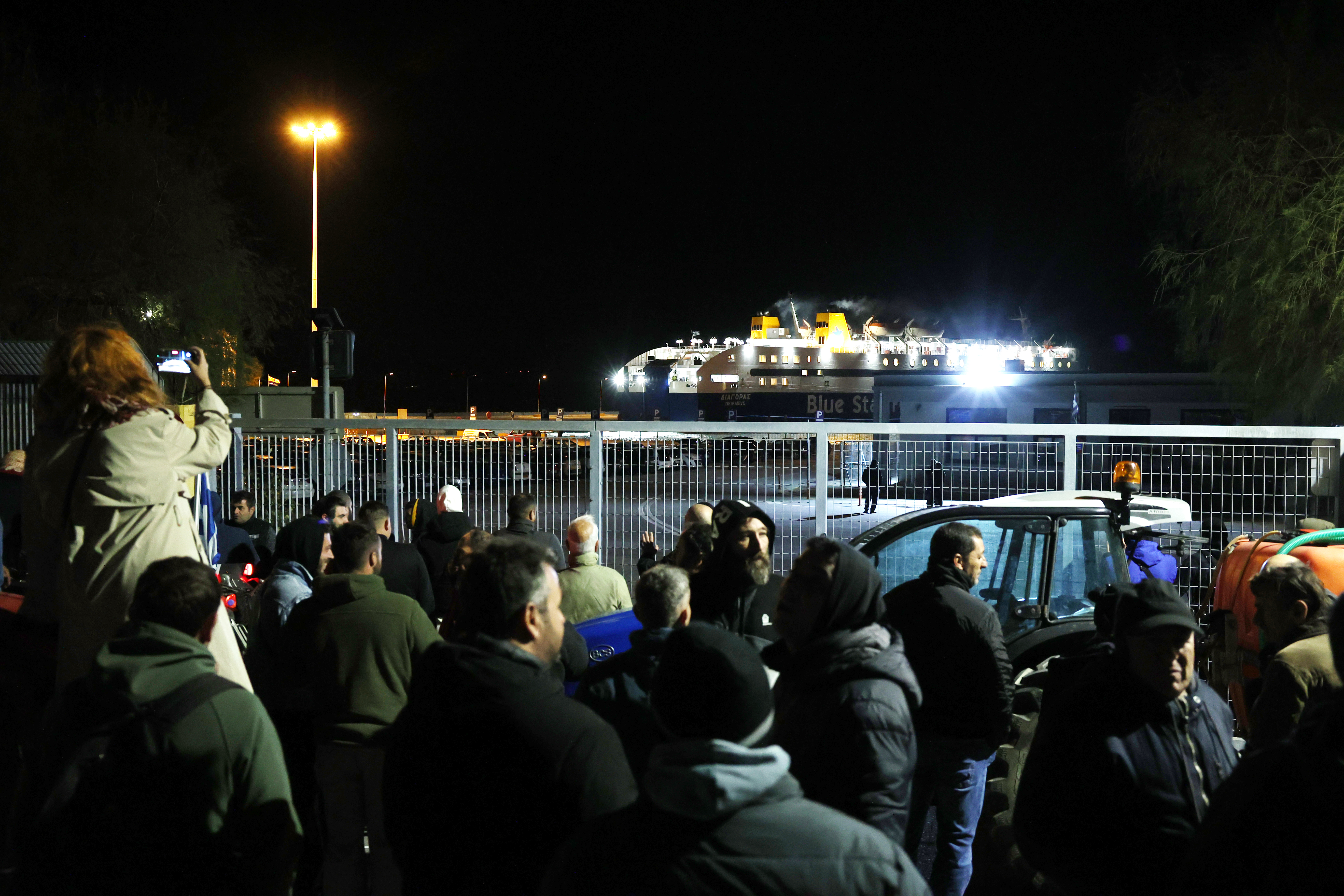 Κλιμακώνουν τις κινητοποιήσεις οι αγρότες: Τρακτέρ στους δρόμους, μπλόκα σε τελωνεία και λιμάνια-2