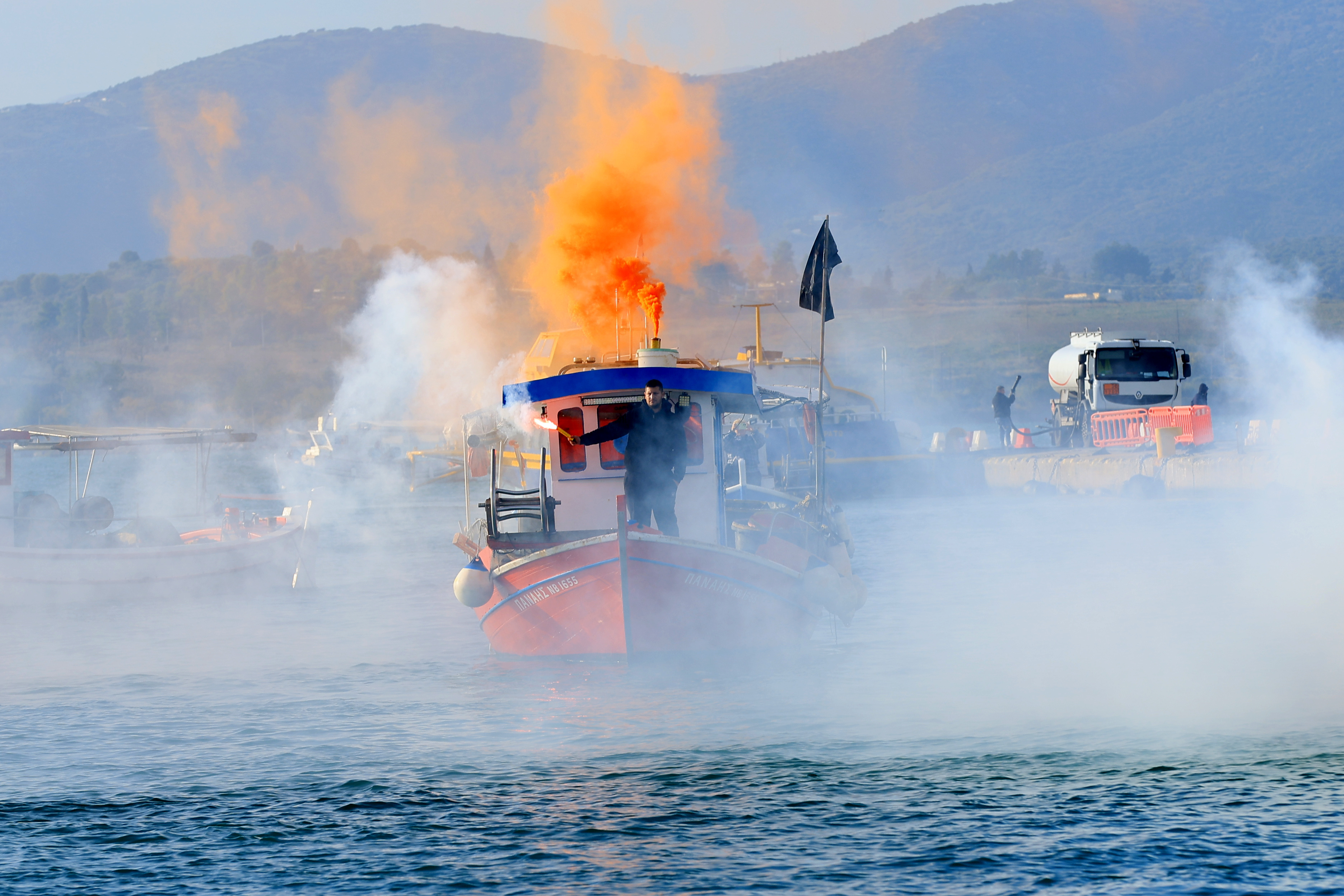 Αποχωρούν οι αγρότες από το λιμάνι του Βόλου-1