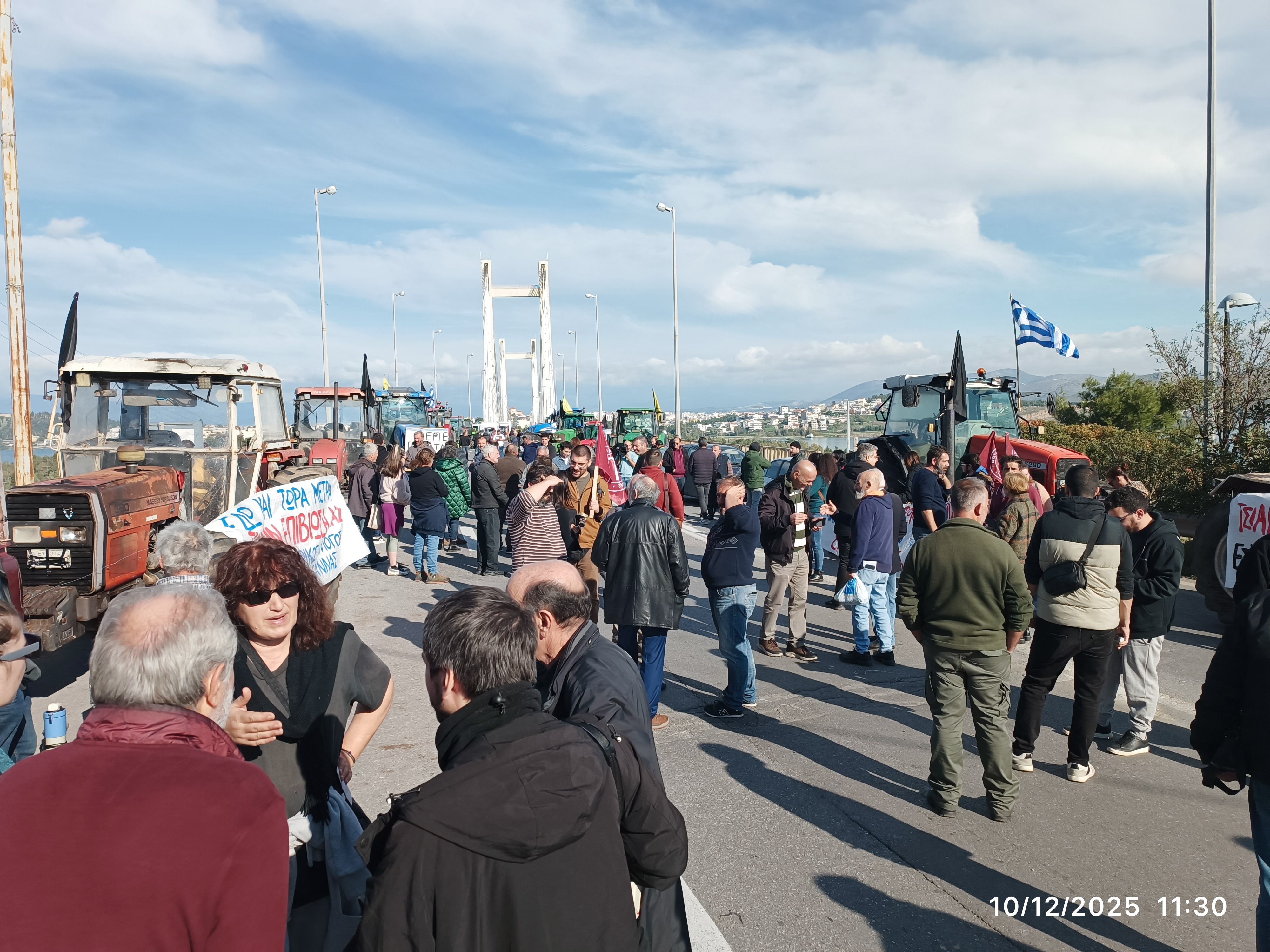 Πάτρα: Αποχώρησαν οι αγρότες και οι κτηνοτρόφοι από τη γέφυρα Ρίου – Αντιρρίου-4