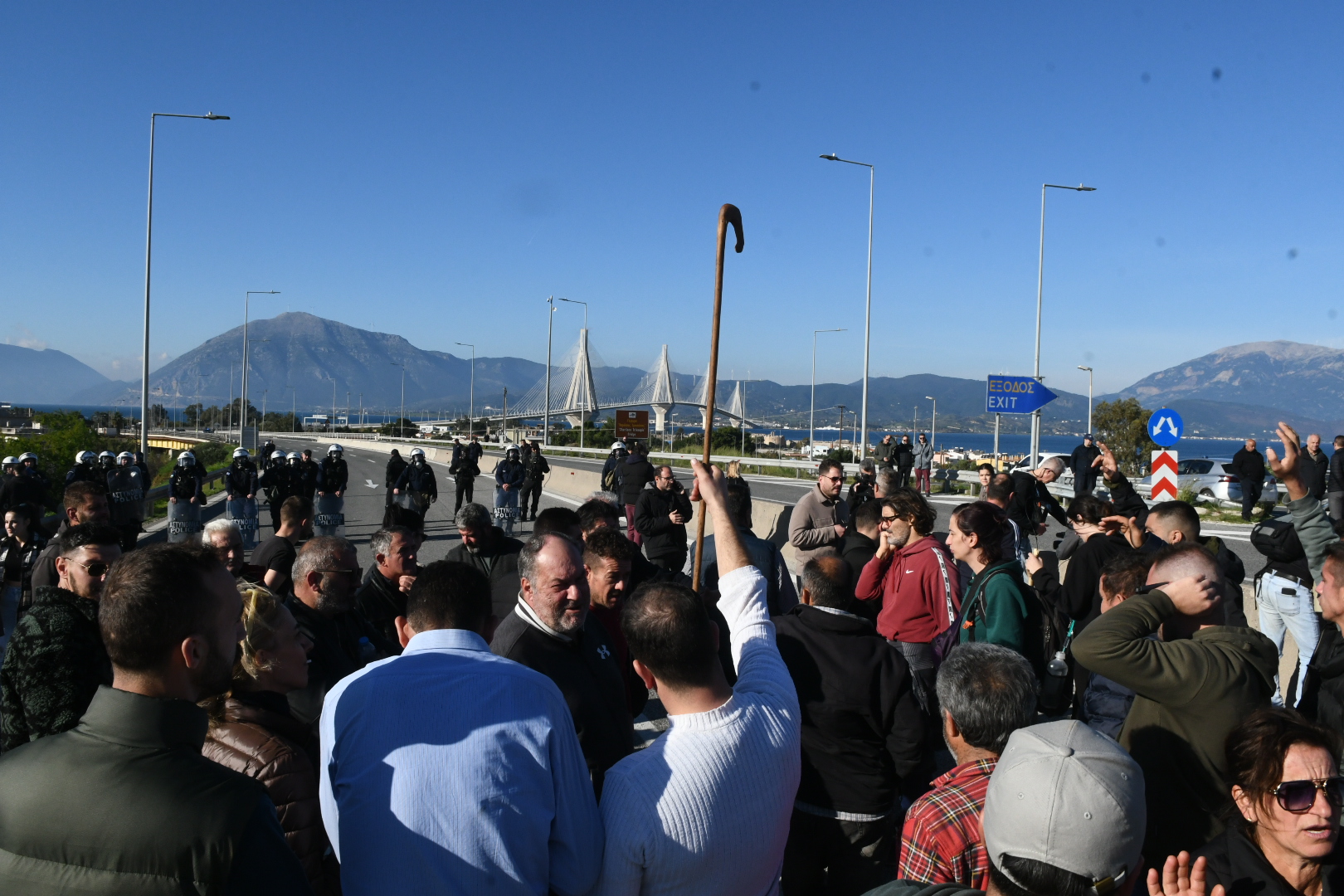 Πάτρα: Αποχώρησαν οι αγρότες και οι κτηνοτρόφοι από τη γέφυρα Ρίου – Αντιρρίου-3