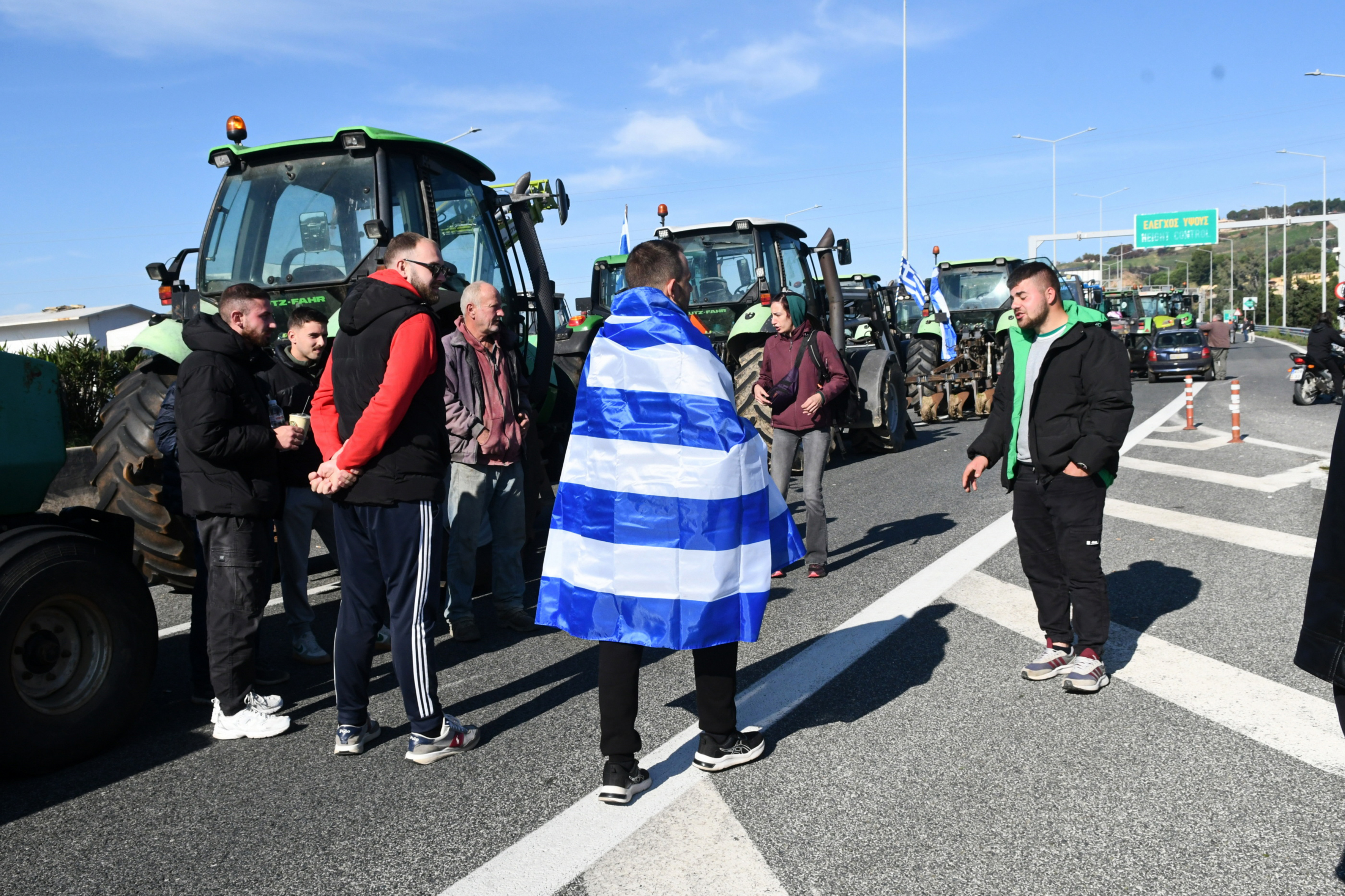 Αγρότες: Ενταση στα Πράσινα Φανάρια, κλειστή σε τέσσερα σημεία η Αθηνών – Λαμίας-1