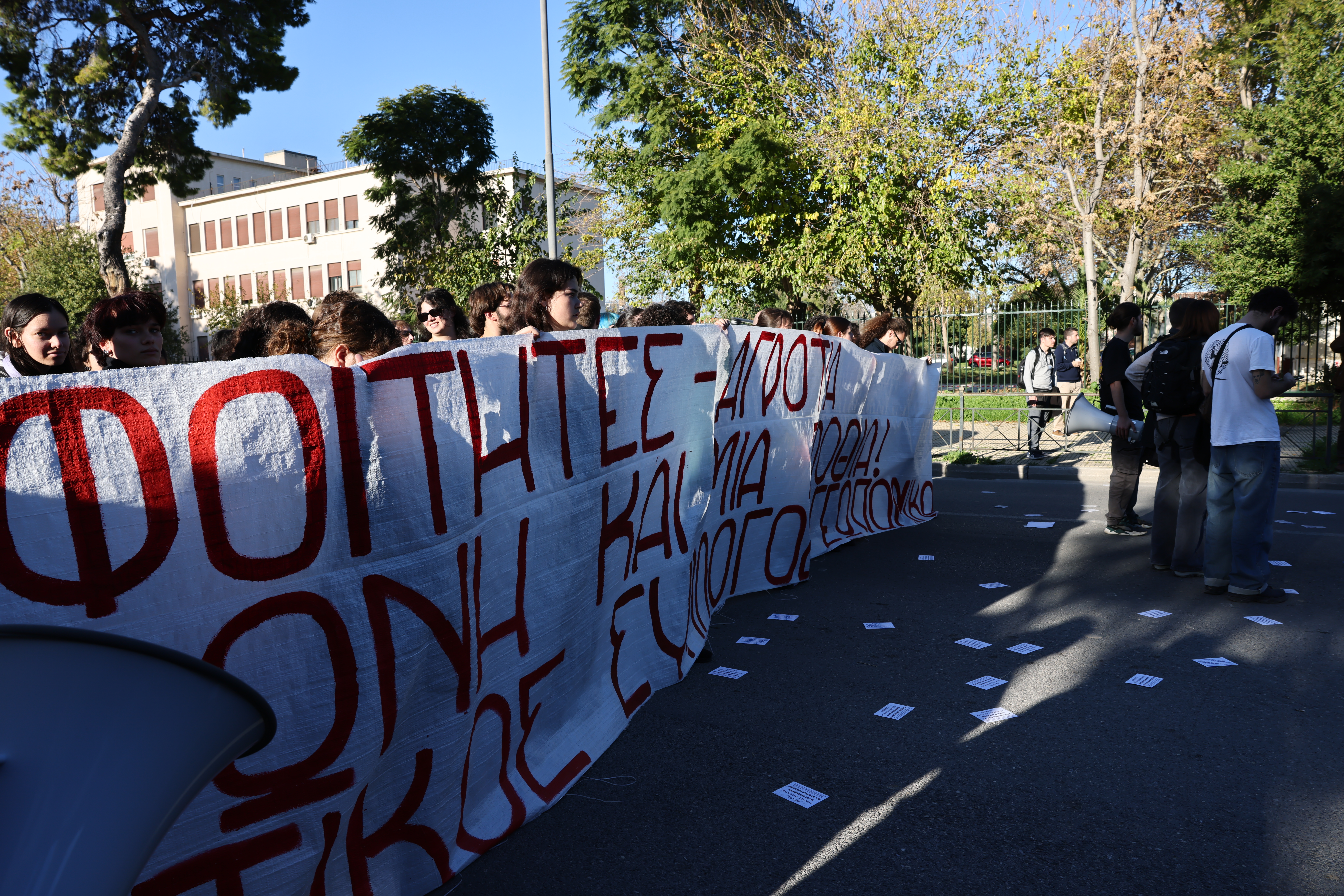 Αθήνα: Φοιτητές έκλεισαν συμβολικά την Ιερά Οδό και σήκωσαν πανό για τους αγρότες-2