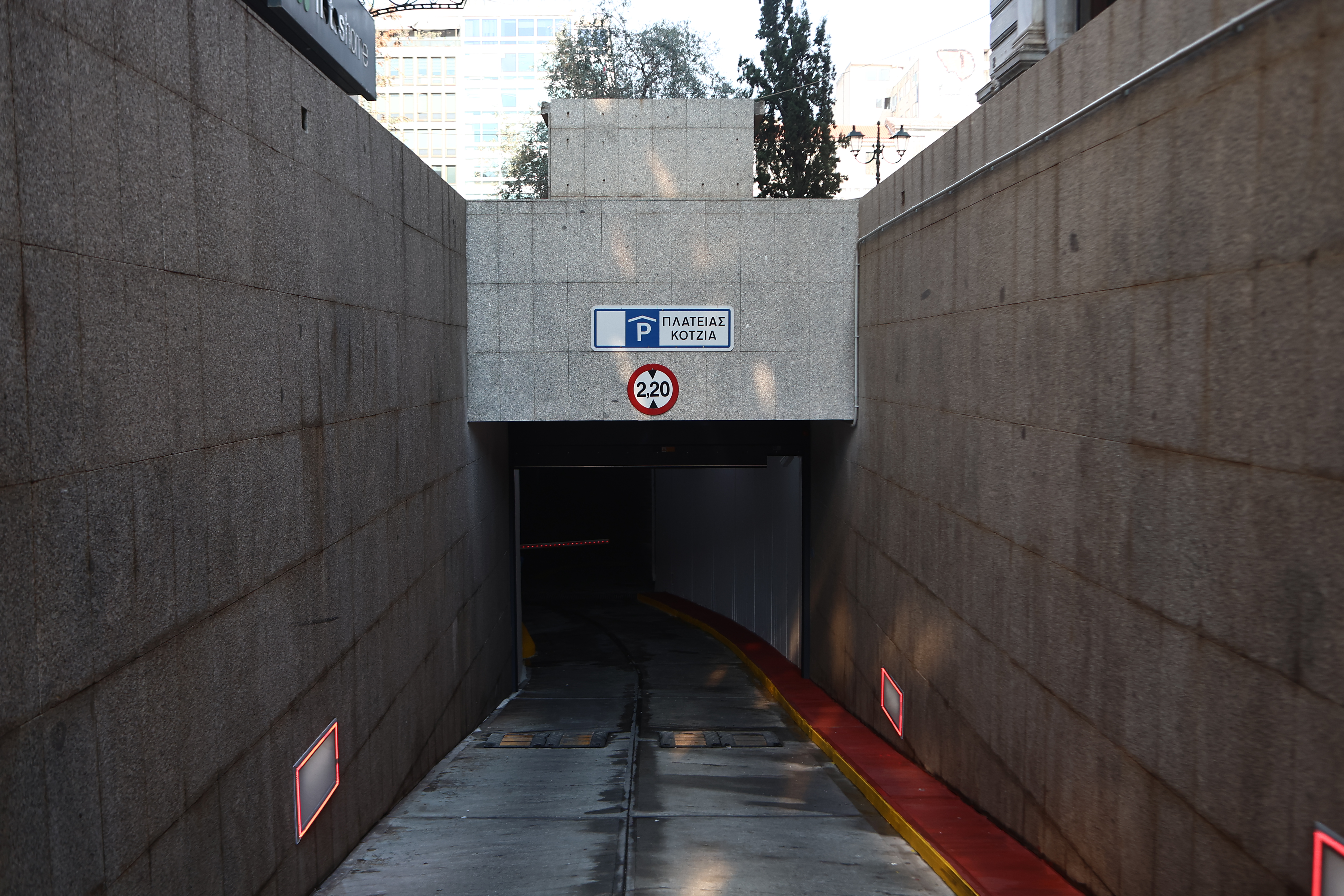 Δήμος Αθηναίων: Ανοιξε το δημοτικό υπόγειο πάρκινγκ στην πλατεία Κοτζιά-1