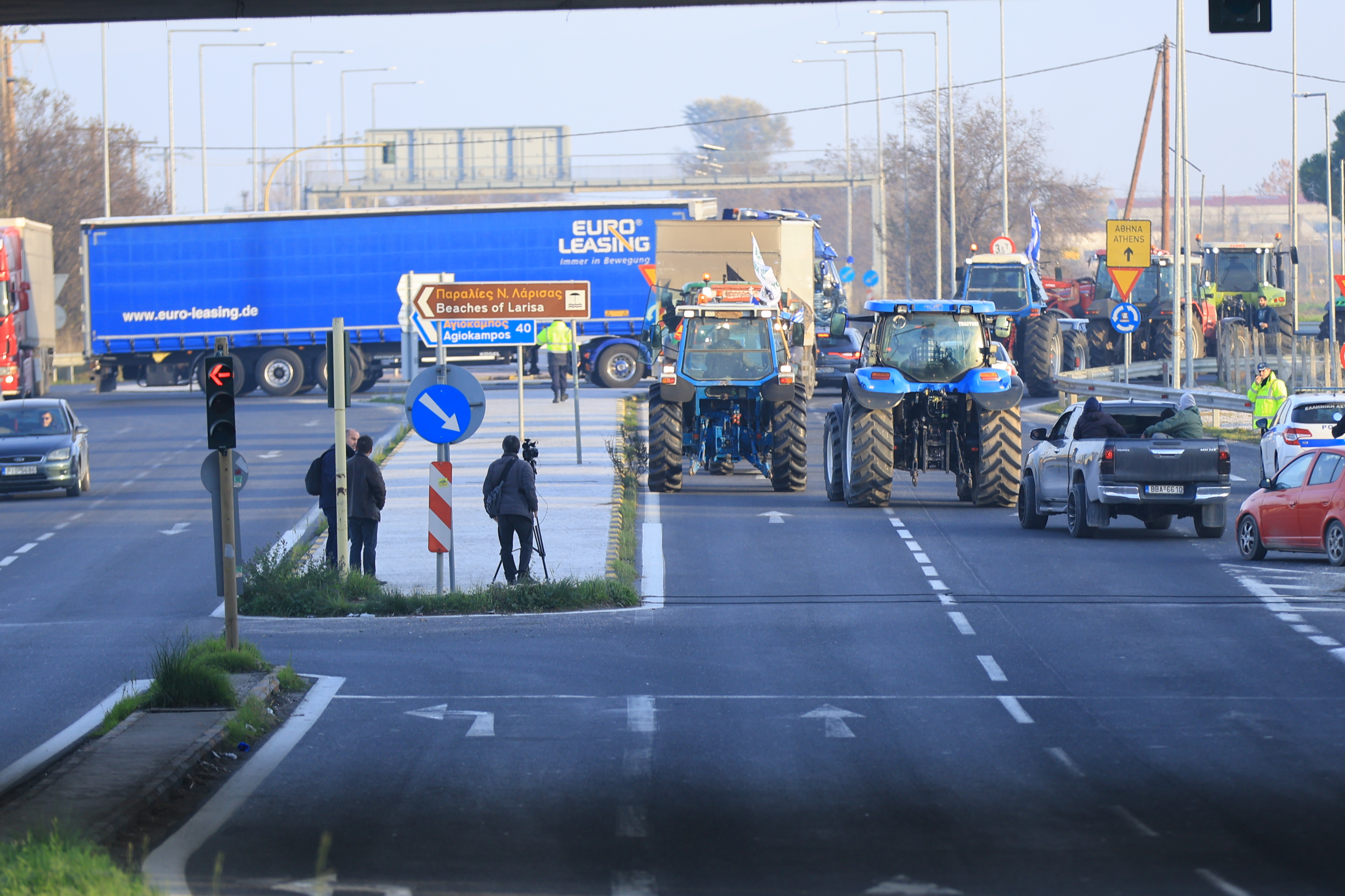 «Αμετακίνητοι οι αγρότες» στο μπλόκο της Νίκαιας, στην κυκλοφορία ο αυτοκινητόδρομος Αντιρρίου – Ιωαννίνων-3