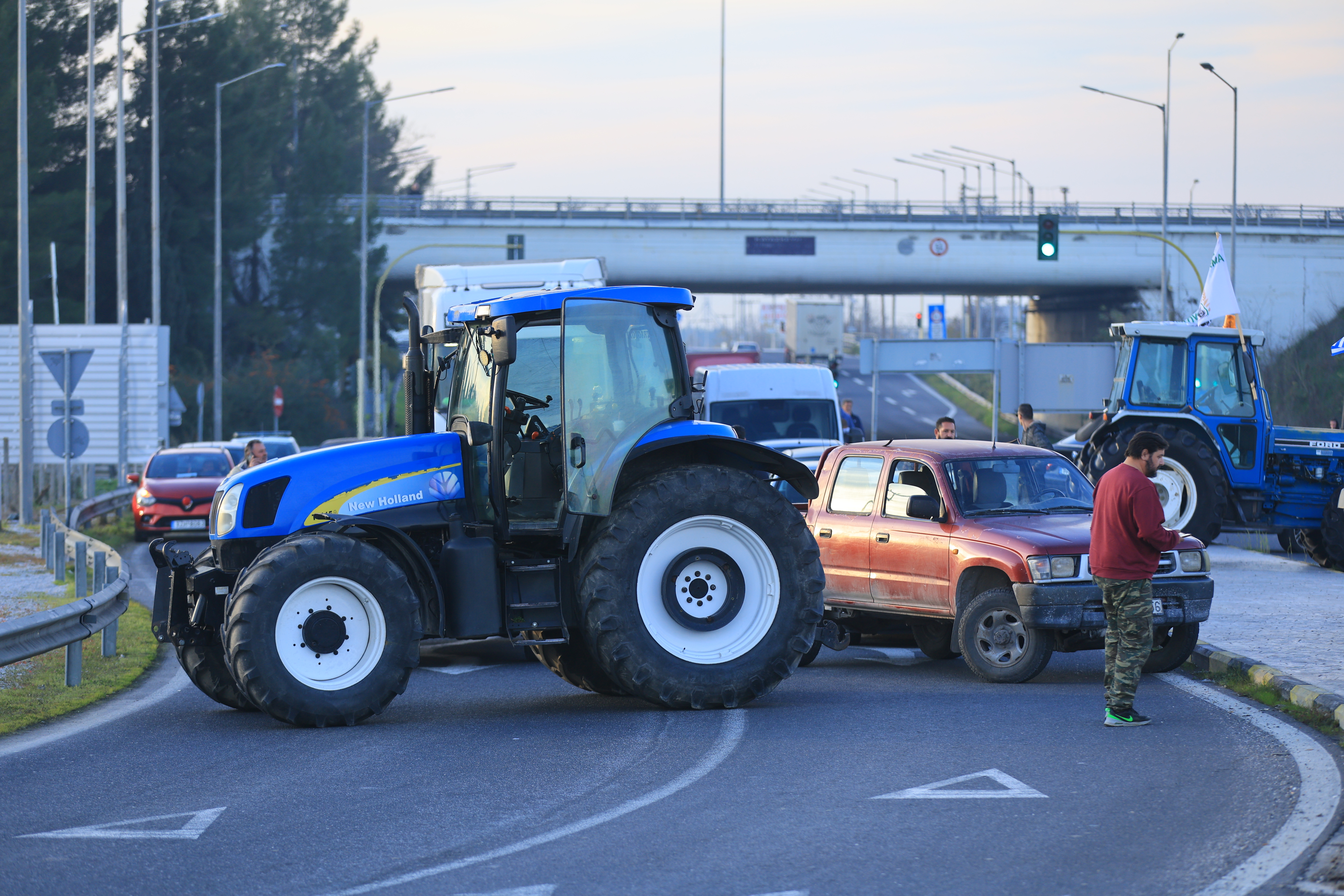 «Αμετακίνητοι οι αγρότες» στο μπλόκο της Νίκαιας, στην κυκλοφορία ο αυτοκινητόδρομος Αντιρρίου – Ιωαννίνων-1
