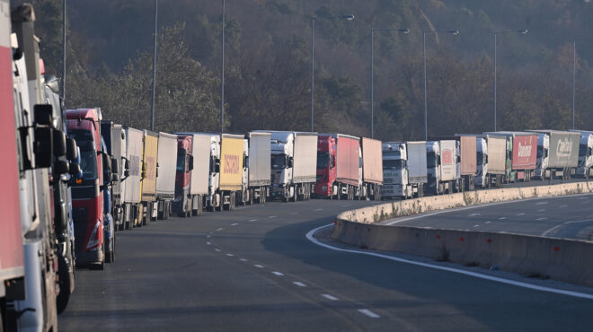 οι-αγρότες-κλείνουν-τις-σήραγγες-των-τ-563988790