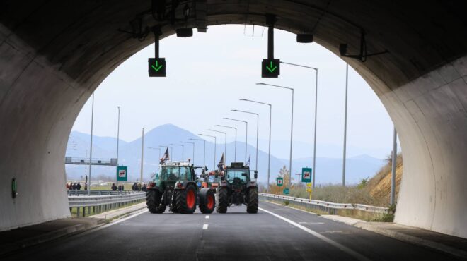 αγρότες-στην-άκρη-των-δρόμων-τα-τρακτέ-563991100