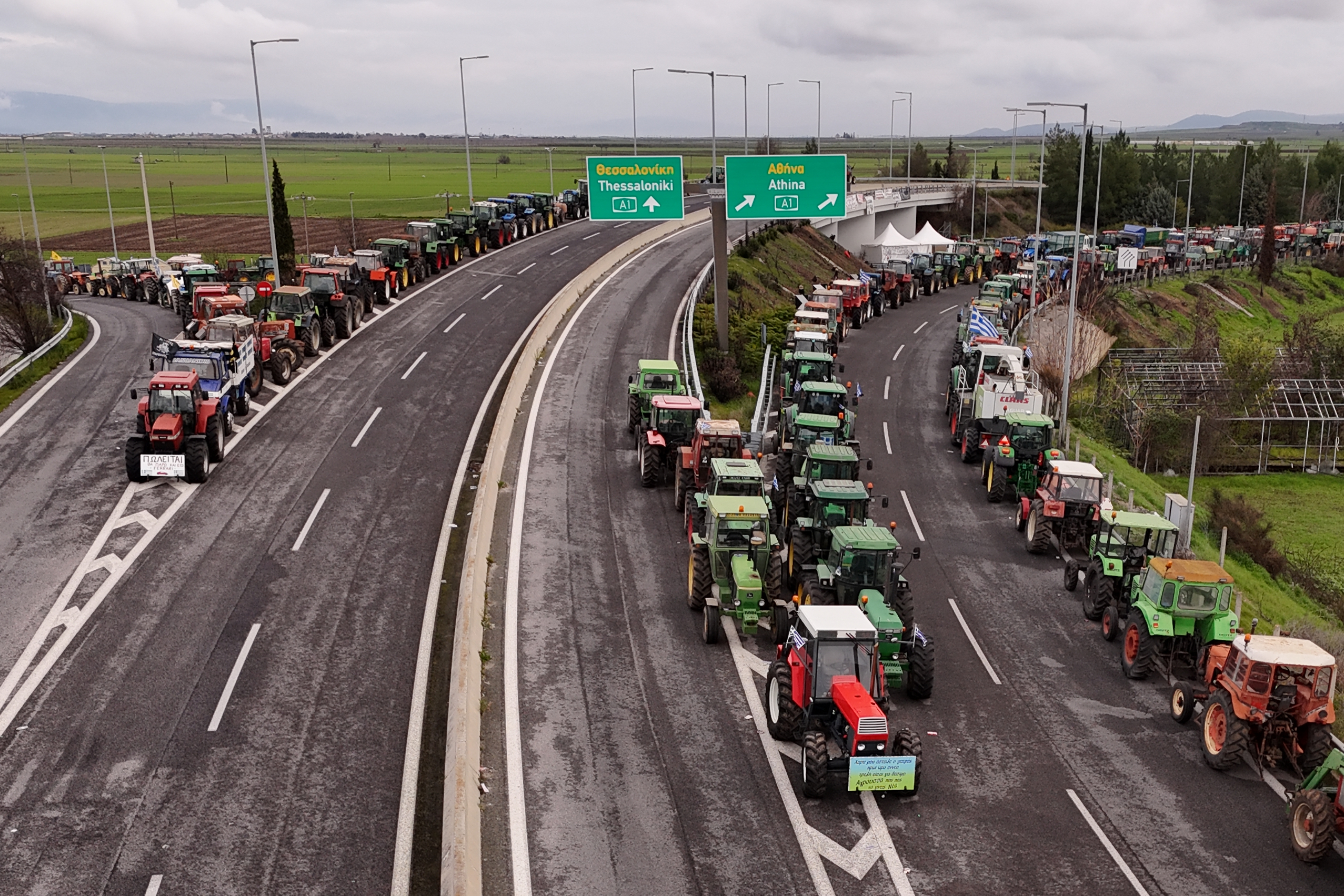 «Αμετακίνητοι οι αγρότες» στο μπλόκο της Νίκαιας, στην κυκλοφορία ο αυτοκινητόδρομος Αντιρρίου – Ιωαννίνων-2