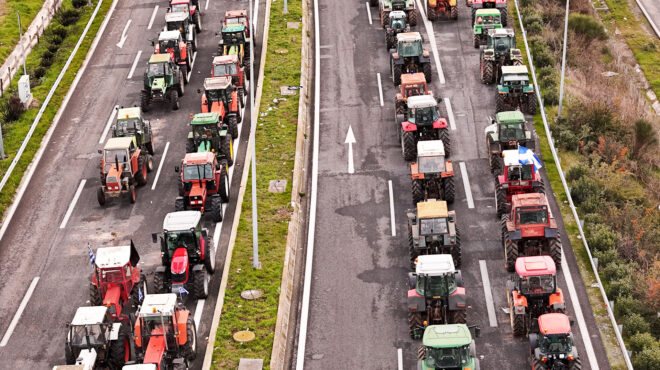 θεωρείο-κλήσεις-στα-τρακτέρ-563996416